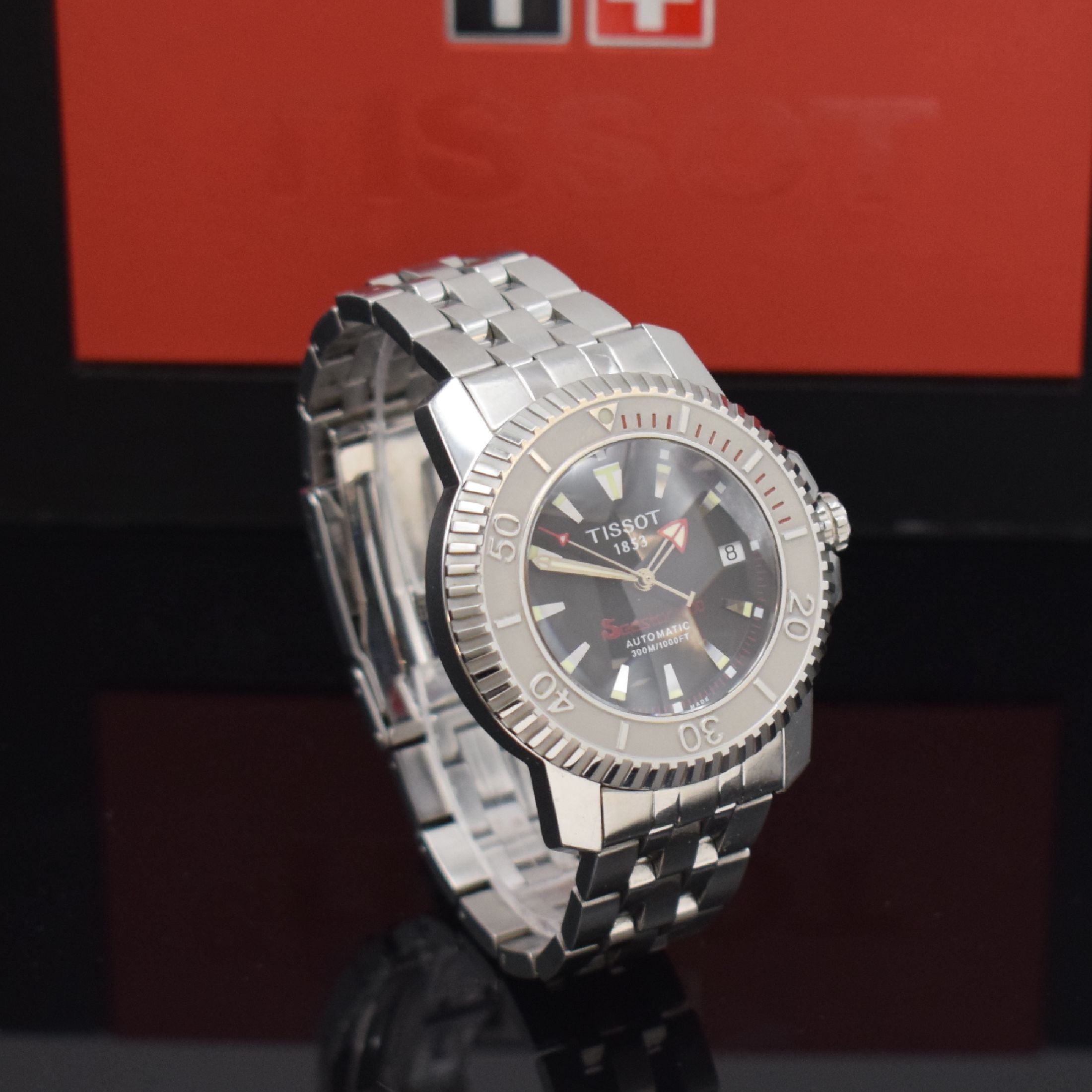 Detail b: TISSOT Seastar 1000 Herrenarmbanduhr in Stahl Referenz A464/564, Schweiz um 2007, Automatik, beids. vergl. Geh., Boden 6-fach verschr., Krone ...