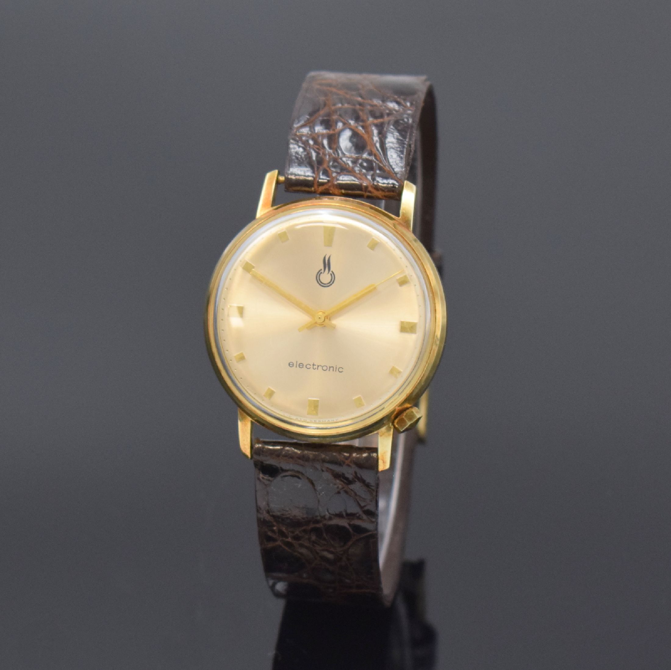 JUNGHANS Herrenarmbanduhr electronic in GG 585/000, Deutschland/USA um 1972, quarz, Boden m. Widmung aufgedr., Krone zw. 4 u. 5, silb. Zifferbl. m. ...