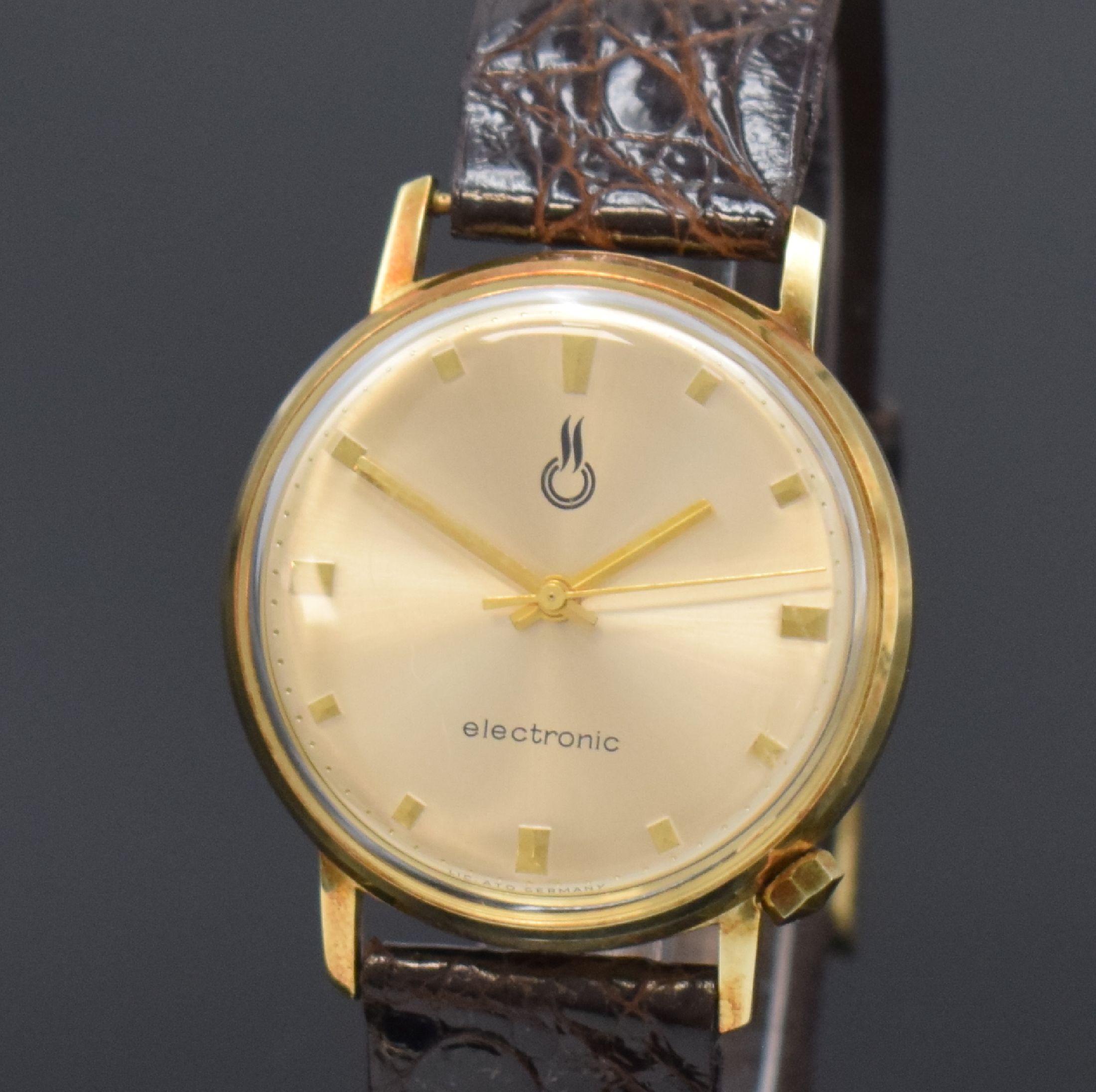 Detail a: JUNGHANS Herrenarmbanduhr electronic in GG 585/000, Deutschland/USA um 1972, quarz, Boden m. Widmung aufgedr., Krone zw. 4 u. 5, silb. Zifferbl. m. ...