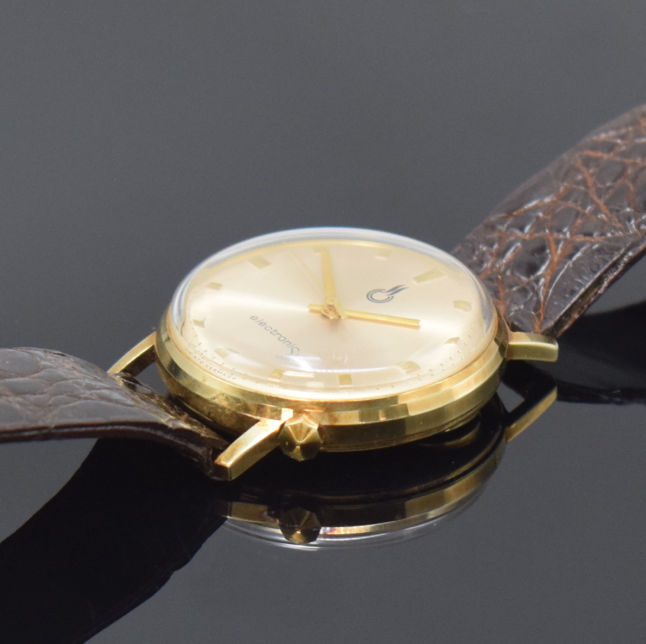 Detail b: JUNGHANS Herrenarmbanduhr electronic in GG 585/000, Deutschland/USA um 1972, quarz, Boden m. Widmung aufgedr., Krone zw. 4 u. 5, silb. Zifferbl. m. ...