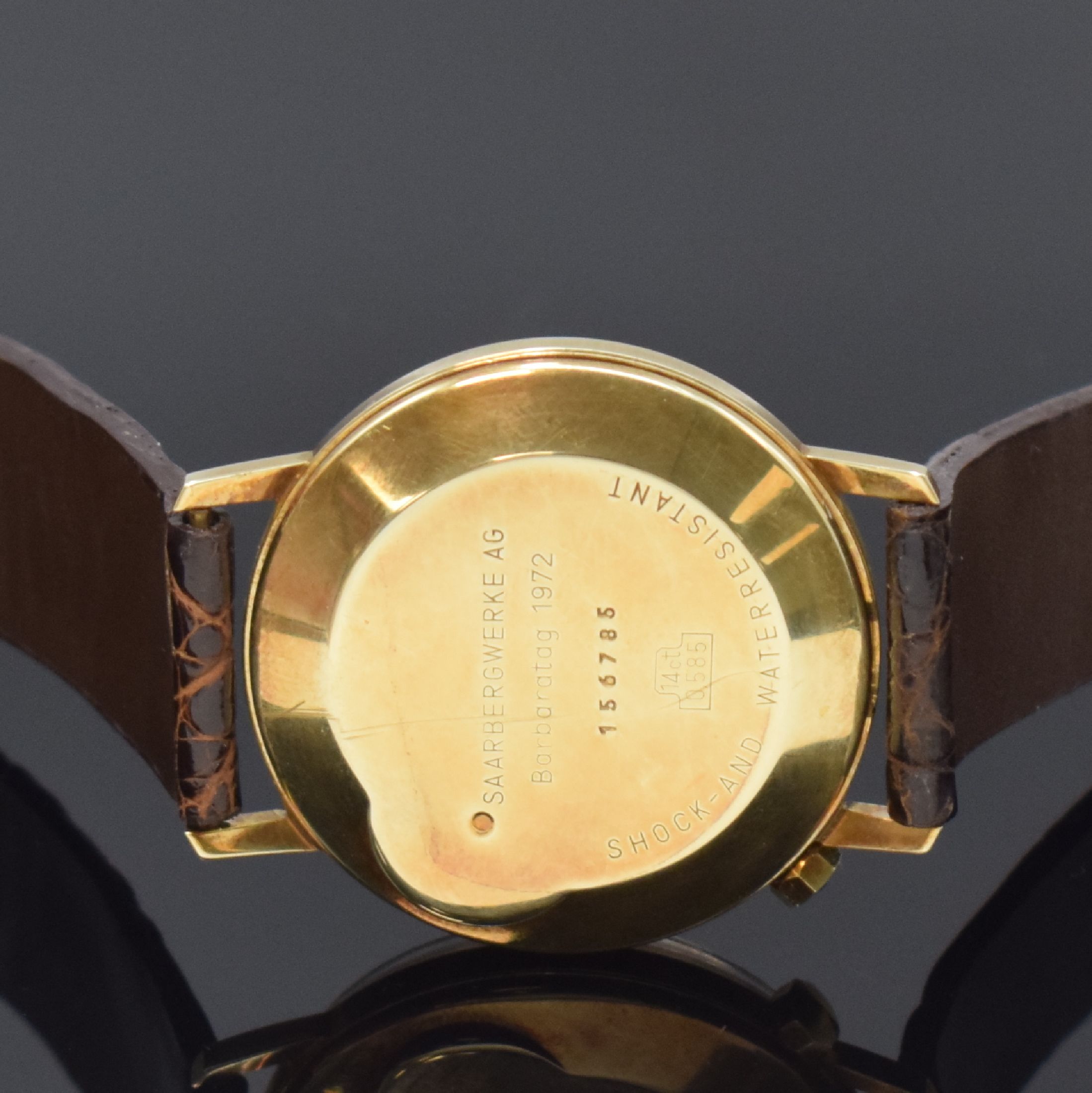 Detail c: JUNGHANS Herrenarmbanduhr electronic in GG 585/000, Deutschland/USA um 1972, quarz, Boden m. Widmung aufgedr., Krone zw. 4 u. 5, silb. Zifferbl. m. ...