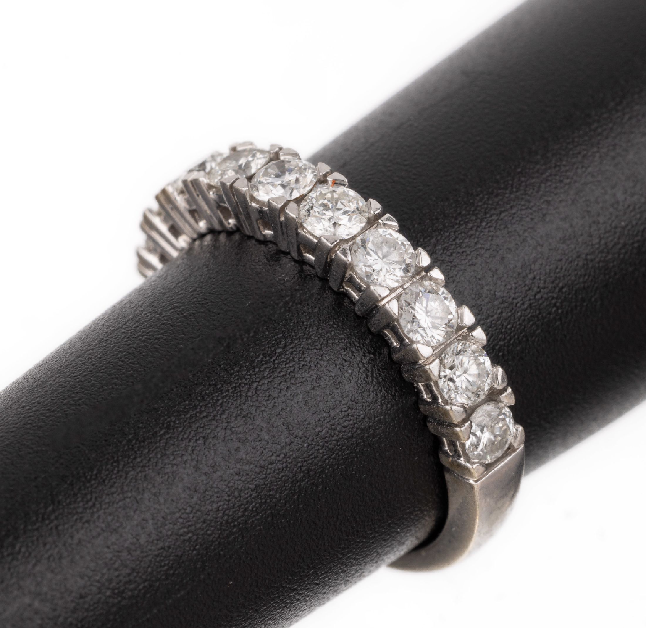 14 kt Gold Brillant-Ring, WG 585/000, 11 Brillanten zus. ca. 1.10 ct Weiß/p1, RW 53.5, ca. 3.6 g