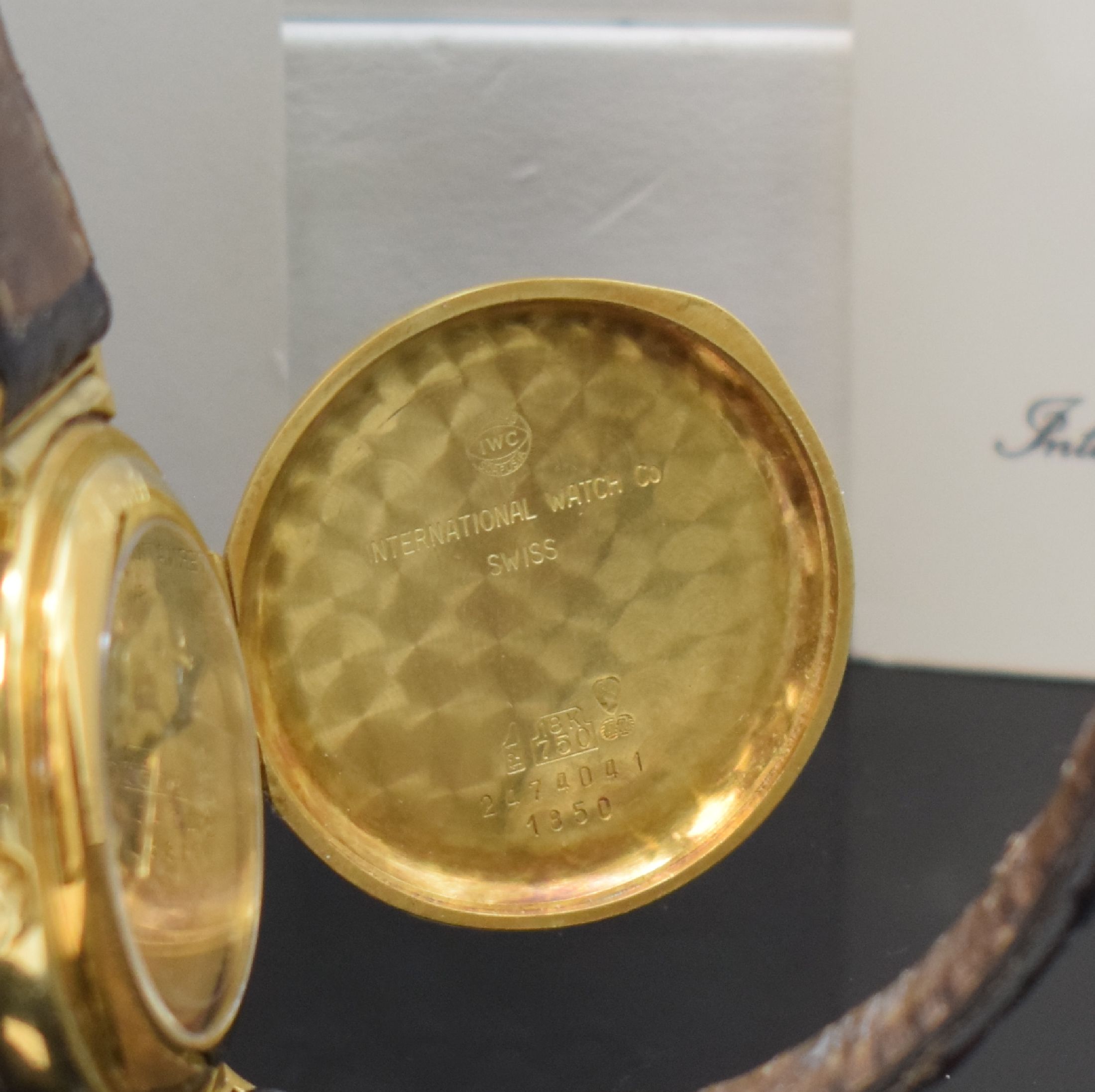 Detail e: IWC Da Vinci Herrenarmbanduhr Referenz 1850 in GG 750/000, Schweiz verk. lt. beil. Pap. 1991, Automatik, aufklappbarer Scharnierboden, Lederband m. ...