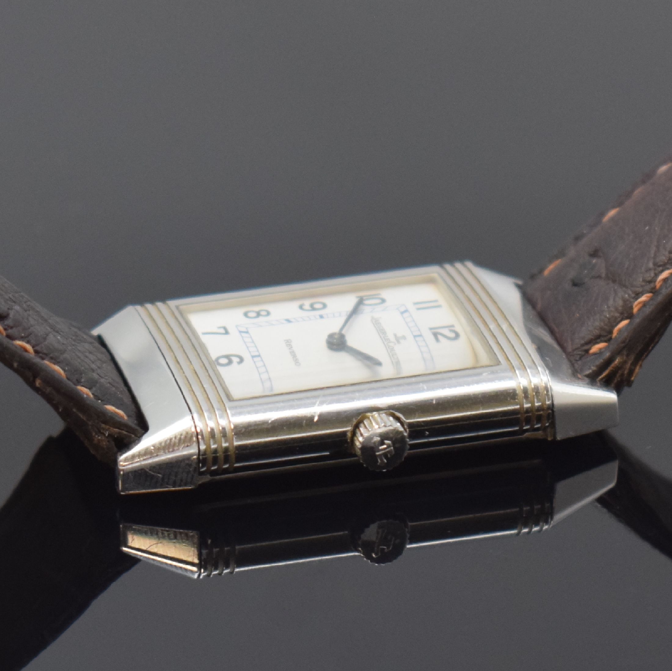 Detail e: Jaeger-LeCoultre Reverso Classic Armbanduhr in Stahl Referenz 252.8.86, Schweiz um 2005, Handaufzug, um 180 Grad drehb. Wendegeh., Lederband m. orig. ...