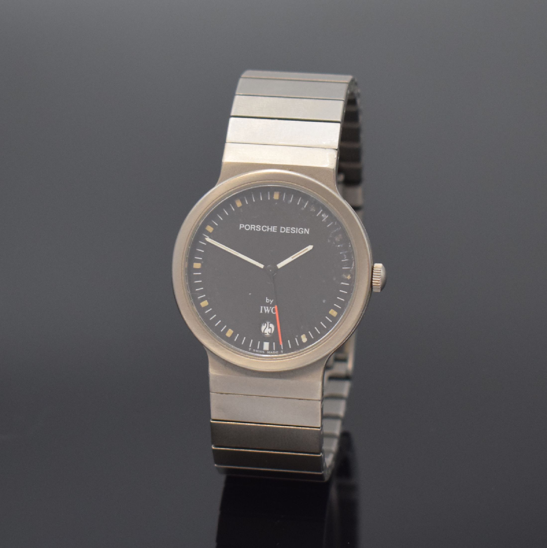IWC Porsche Design Armbanduhr in Titan, Schweiz um 1995, quarz, Boden verschr., orig. Gliederband m. Faltschl., schwarzes Zifferbl., Tritium-Indizes ...