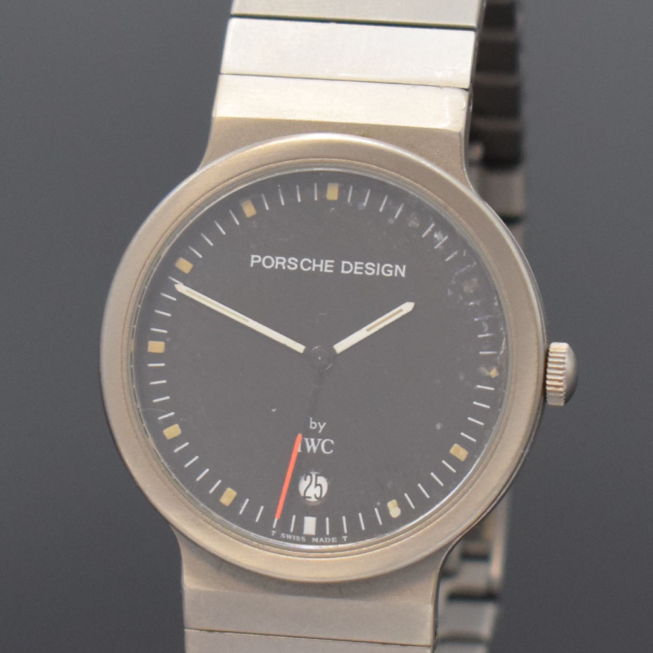 Detail a: IWC Porsche Design Armbanduhr in Titan, Schweiz um 1995, quarz, Boden verschr., orig. Gliederband m. Faltschl., schwarzes Zifferbl., Tritium-Indizes ...