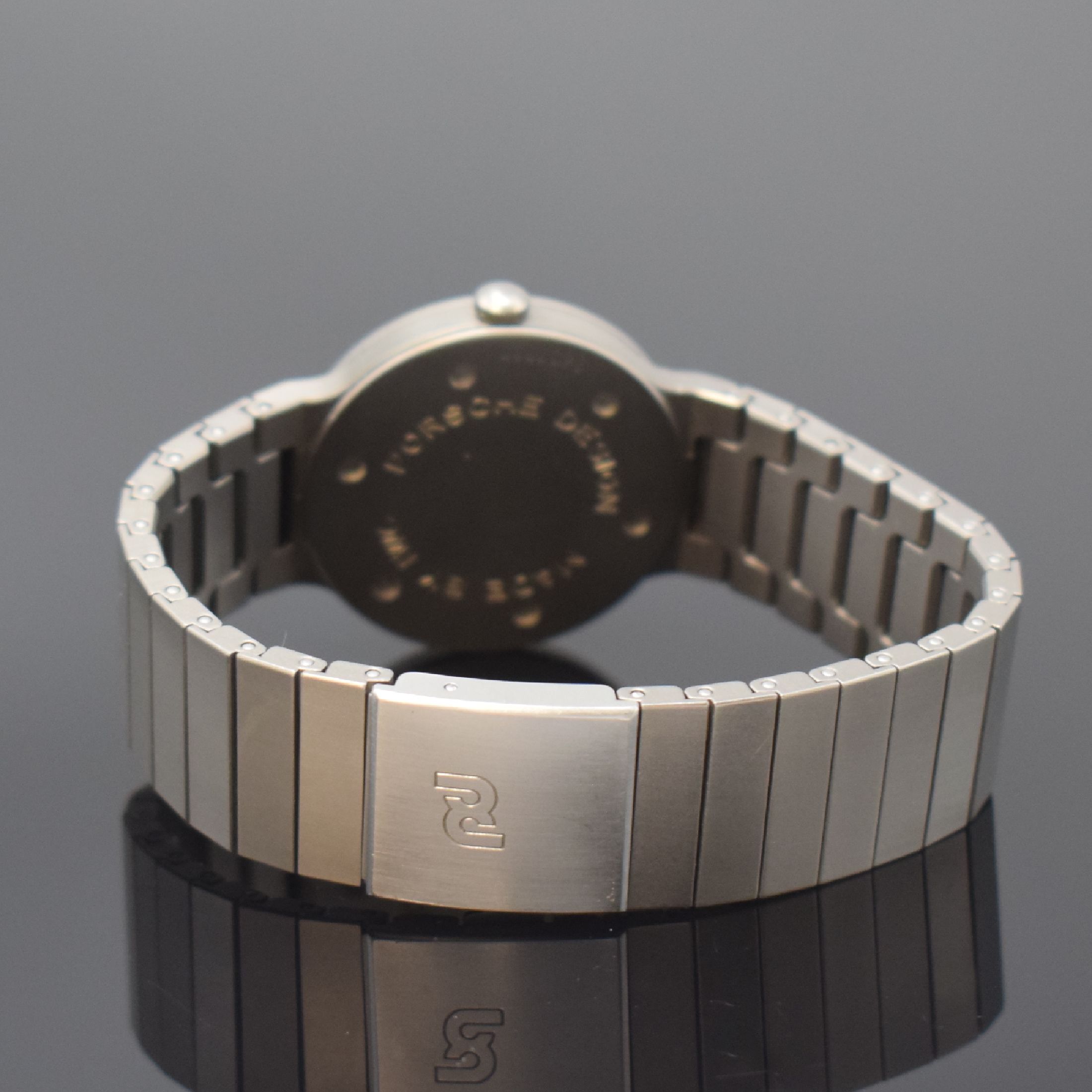 Detail b: IWC Porsche Design Armbanduhr in Titan, Schweiz um 1995, quarz, Boden verschr., orig. Gliederband m. Faltschl., schwarzes Zifferbl., Tritium-Indizes ...