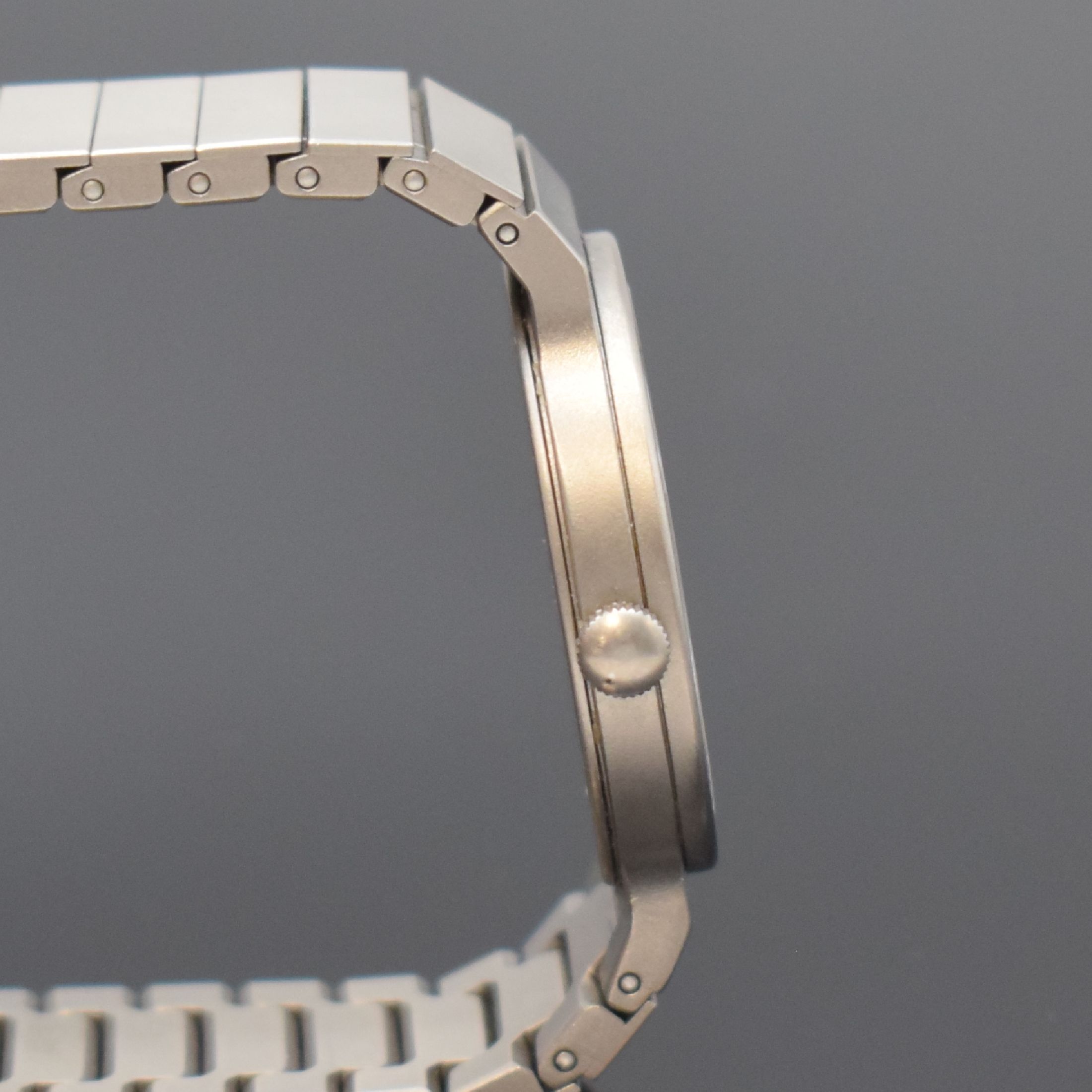Detail c: IWC Porsche Design Armbanduhr in Titan, Schweiz um 1995, quarz, Boden verschr., orig. Gliederband m. Faltschl., schwarzes Zifferbl., Tritium-Indizes ...