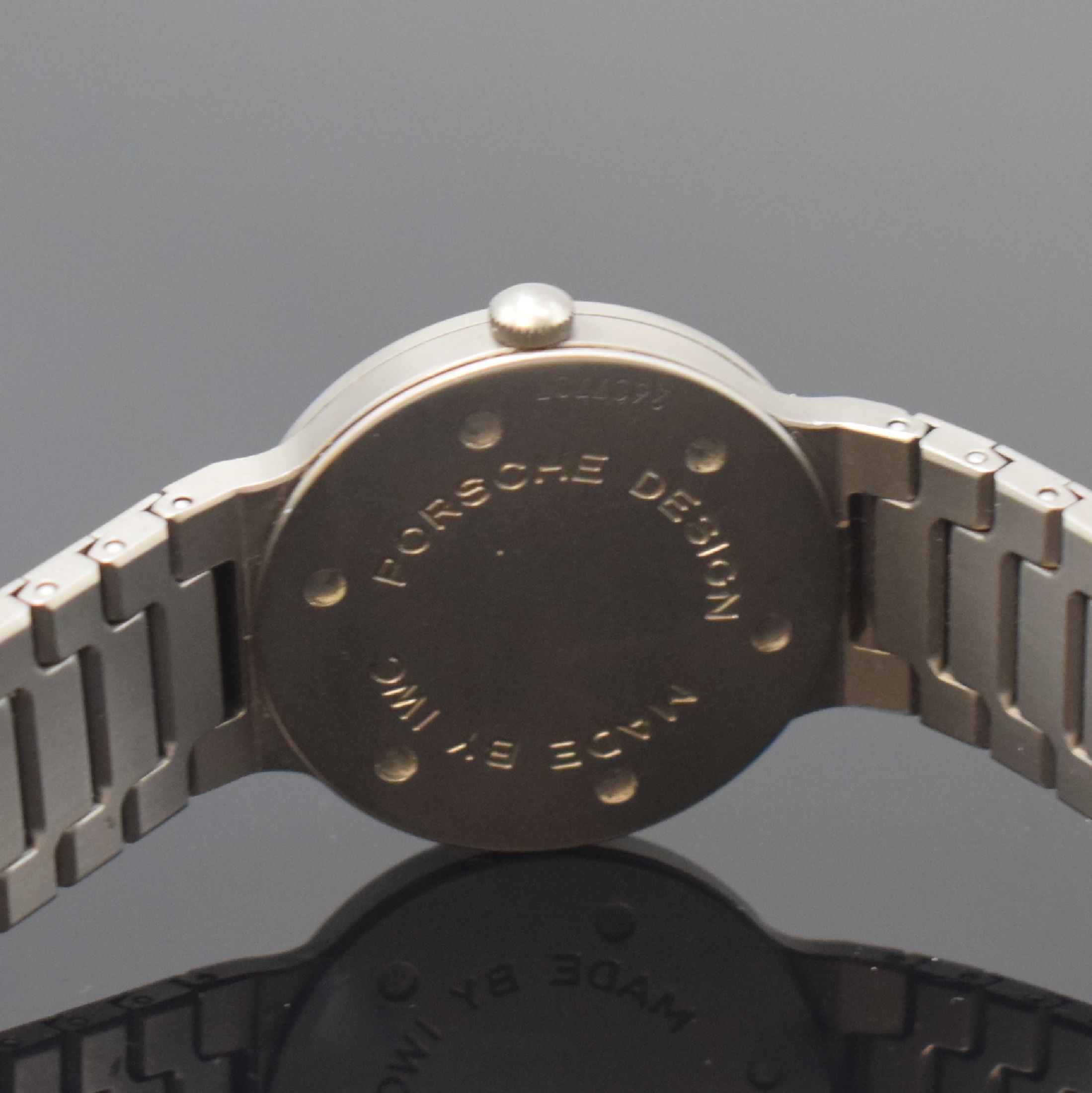 Detail d: IWC Porsche Design Armbanduhr in Titan, Schweiz um 1995, quarz, Boden verschr., orig. Gliederband m. Faltschl., schwarzes Zifferbl., Tritium-Indizes ...