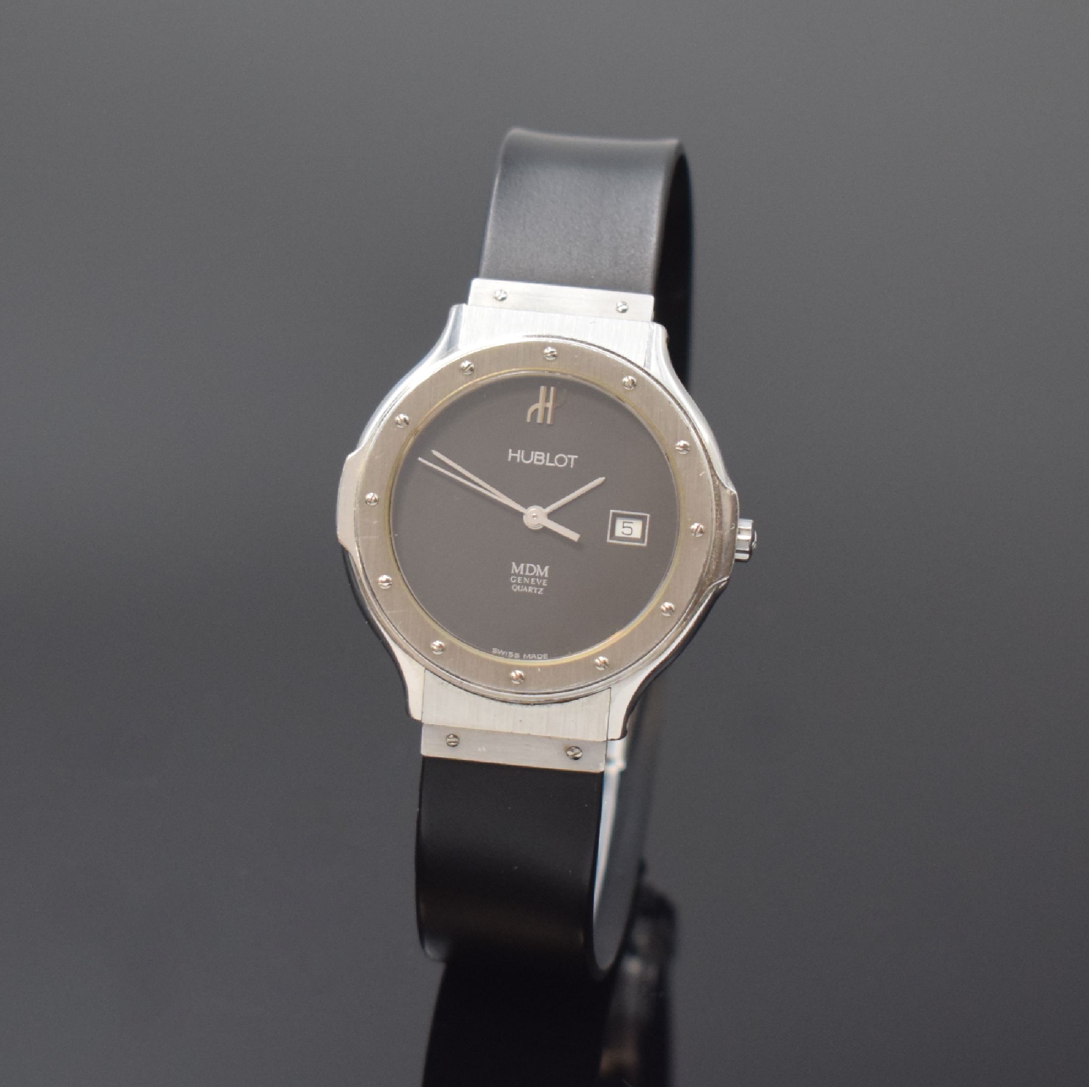 HUBLOT MDM Armbanduhr in Stahl Referenz 140.10.1, Schweiz um 1995, quarz, Boden 6- fach verschr., orig. Kautschukband m. dopp. Faltschl., schwarzes ...