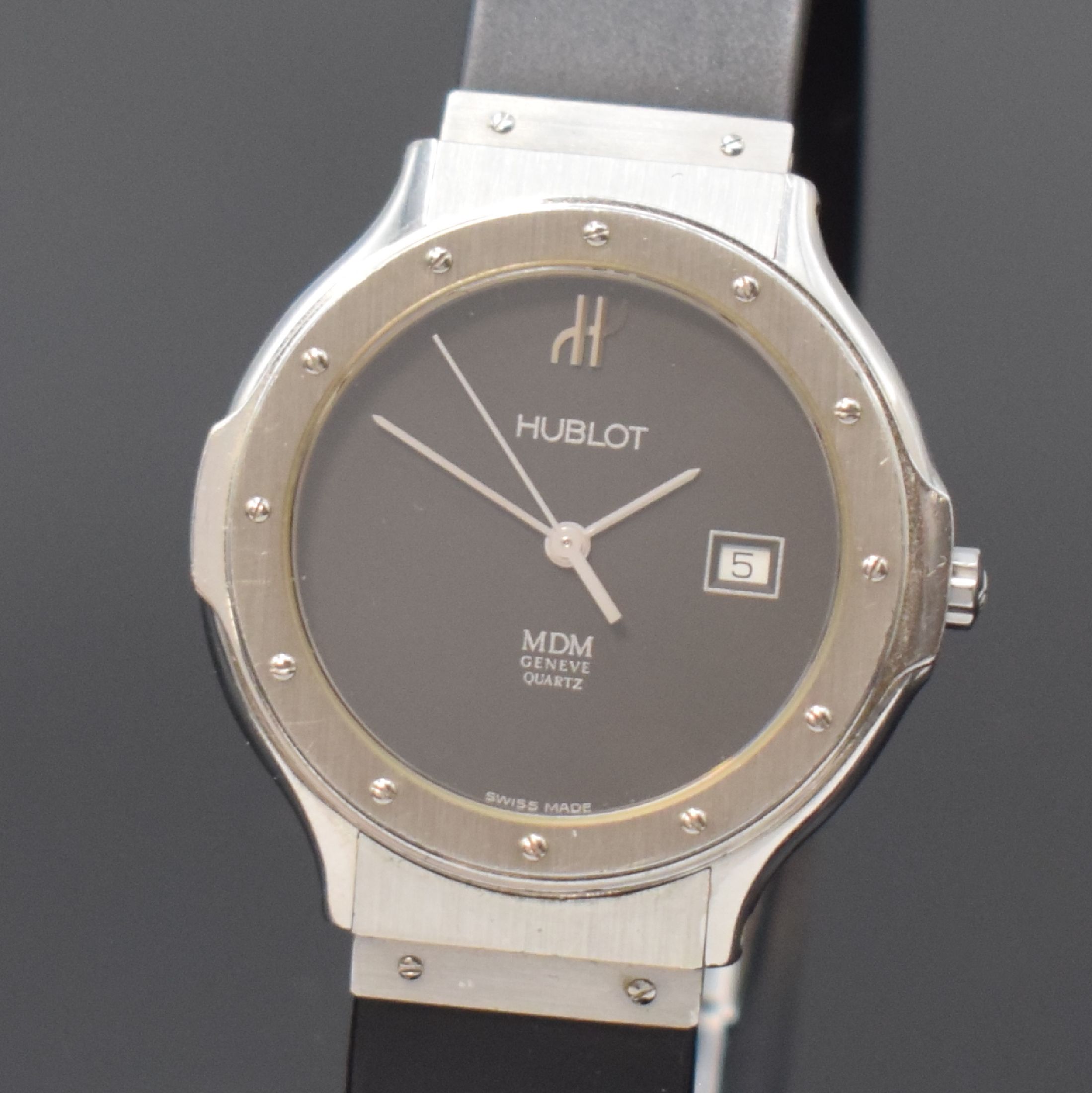Detail a: HUBLOT MDM Armbanduhr in Stahl Referenz 140.10.1, Schweiz um 1995, quarz, Boden 6- fach verschr., orig. Kautschukband m. dopp. Faltschl., schwarzes ...
