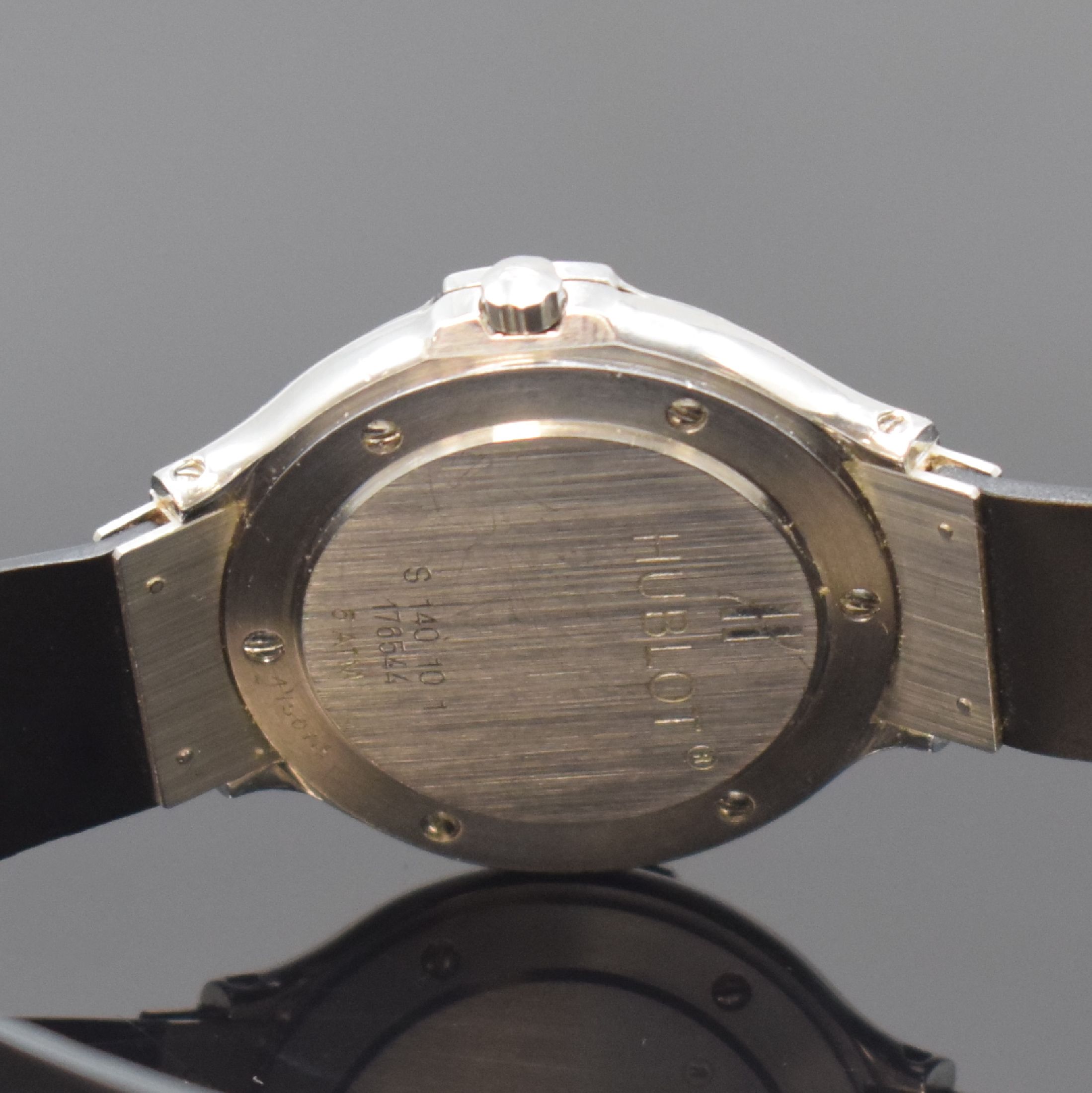 Detail d: HUBLOT MDM Armbanduhr in Stahl Referenz 140.10.1, Schweiz um 1995, quarz, Boden 6- fach verschr., orig. Kautschukband m. dopp. Faltschl., schwarzes ...