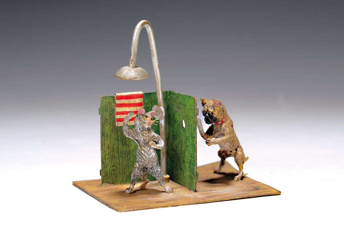 Wiener Bronze, sign., Katze unter der Dusche, Boxerhund schaut heimlich durch ein Loch in der Wand, bunt staffiert, ca. 8.5x9x6 cm