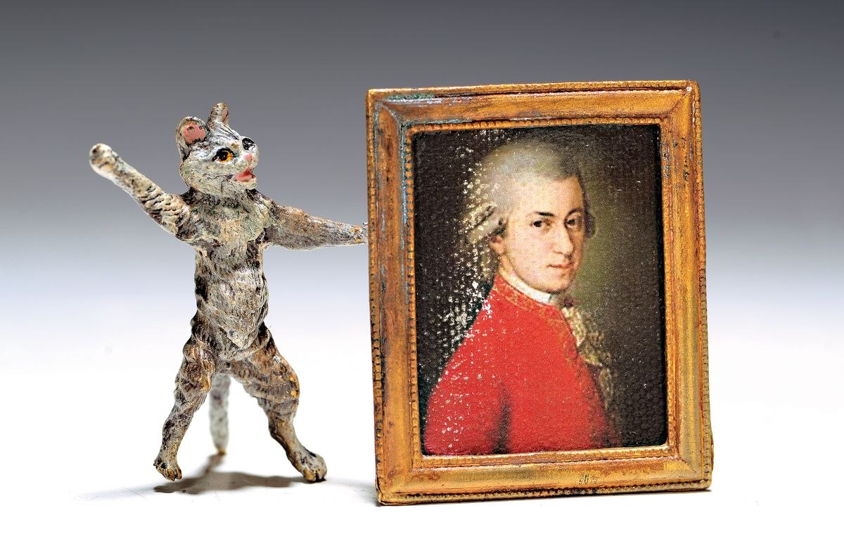 Wiener Bronze, sign. Bergmann, Katze mit Porträt von Mozart, bunt staffiert, H.ca. 5.5 cm, Gemälde l. ber.