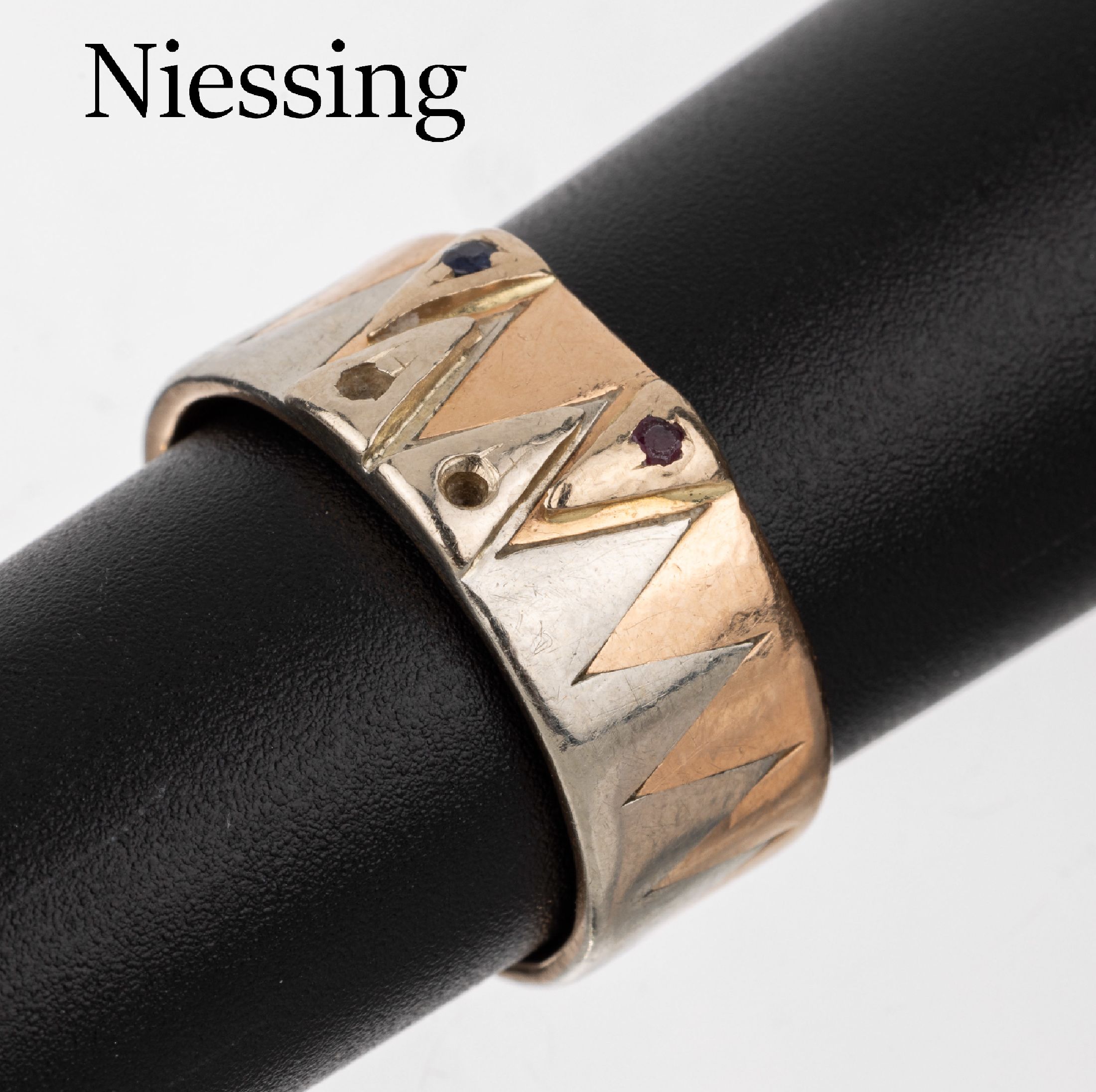 14 kt Gold NIESSING Farbstein-Ring, GG/WG 585/000, rundfacett. Rubin und Saphir, 2 Steine fehlen, pers. Inschrift, ca. 9.0 g, RW 56