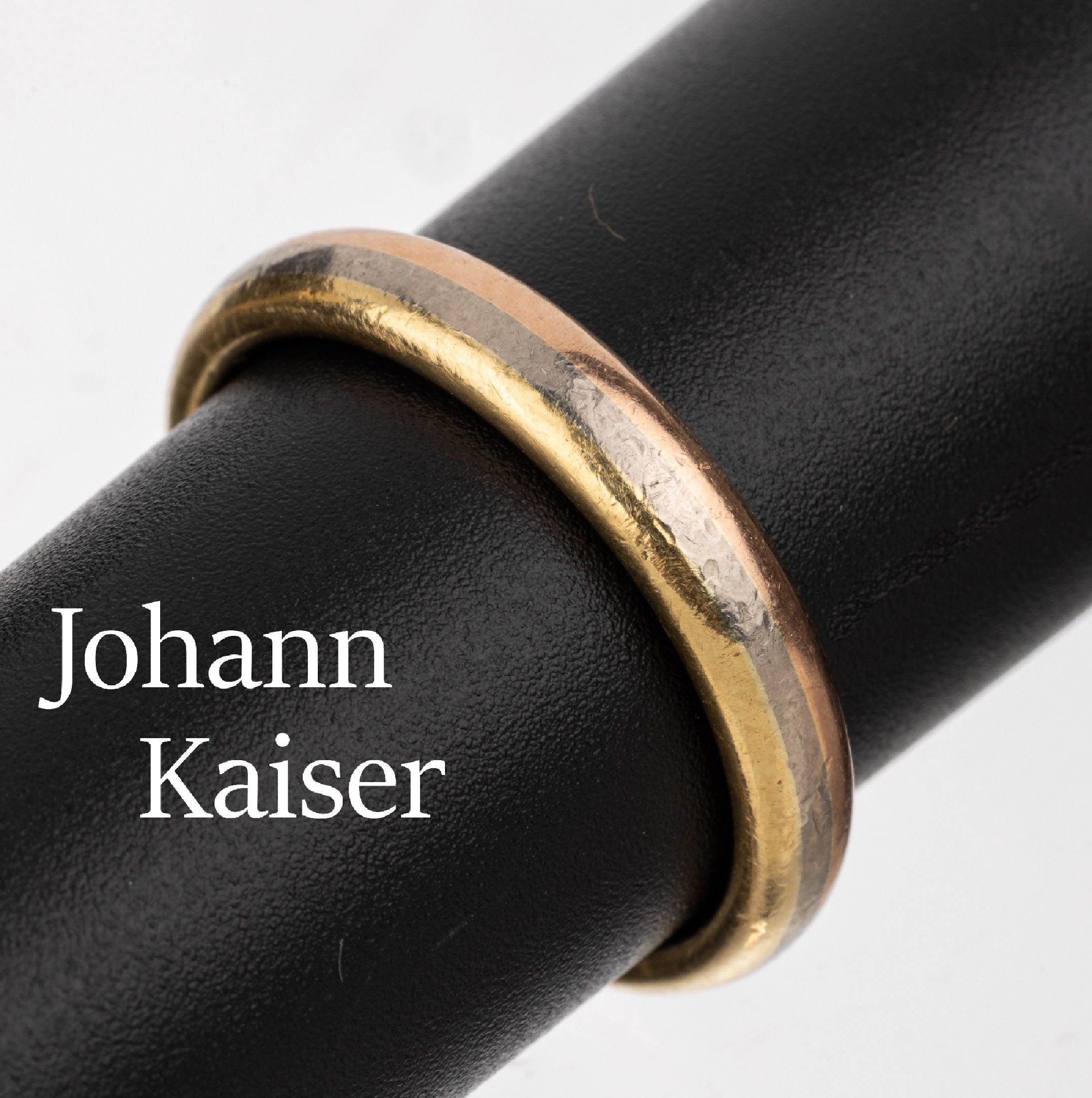 18 kt Gold Ring, GG/WG/RG 750/000, Meistermarke JOHANN KAISER, Hainburg, innen mit Namensgravur Heide, ca. 8.4 g, RW 63