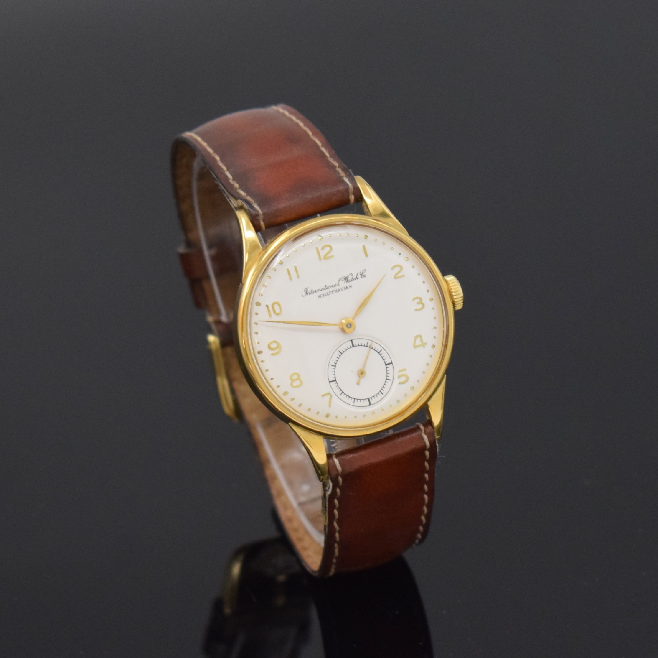 Detail b: IWC Herrenarmbanduhr in GG 750/000, Handaufzug, Schweiz um 1948, 2-teil. Geh., Boden aufgedr., silb. Zifferbl. rest., Anz. v. Std., Min. und kl. ...