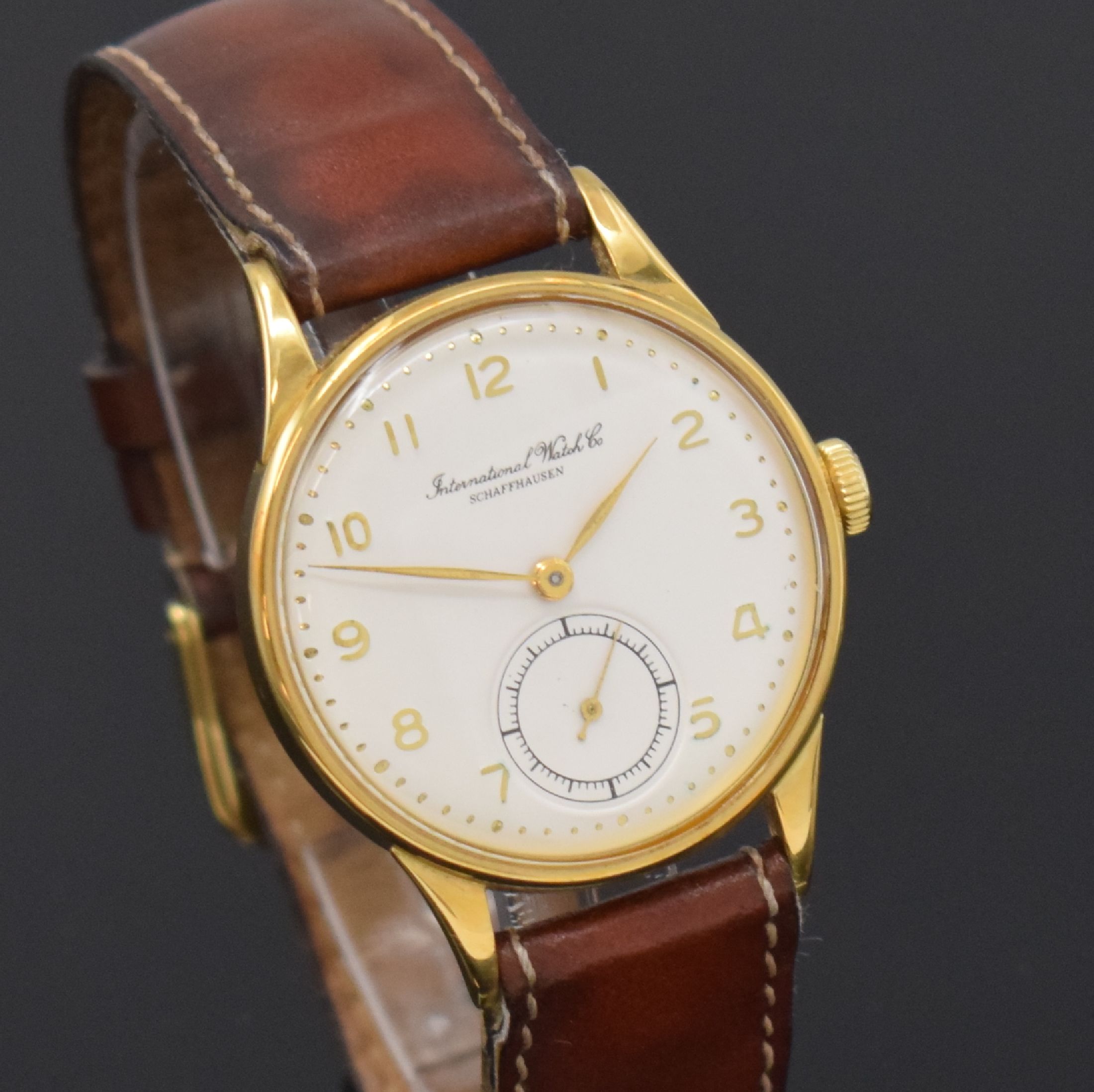 Detail c: IWC Herrenarmbanduhr in GG 750/000, Handaufzug, Schweiz um 1948, 2-teil. Geh., Boden aufgedr., silb. Zifferbl. rest., Anz. v. Std., Min. und kl. ...