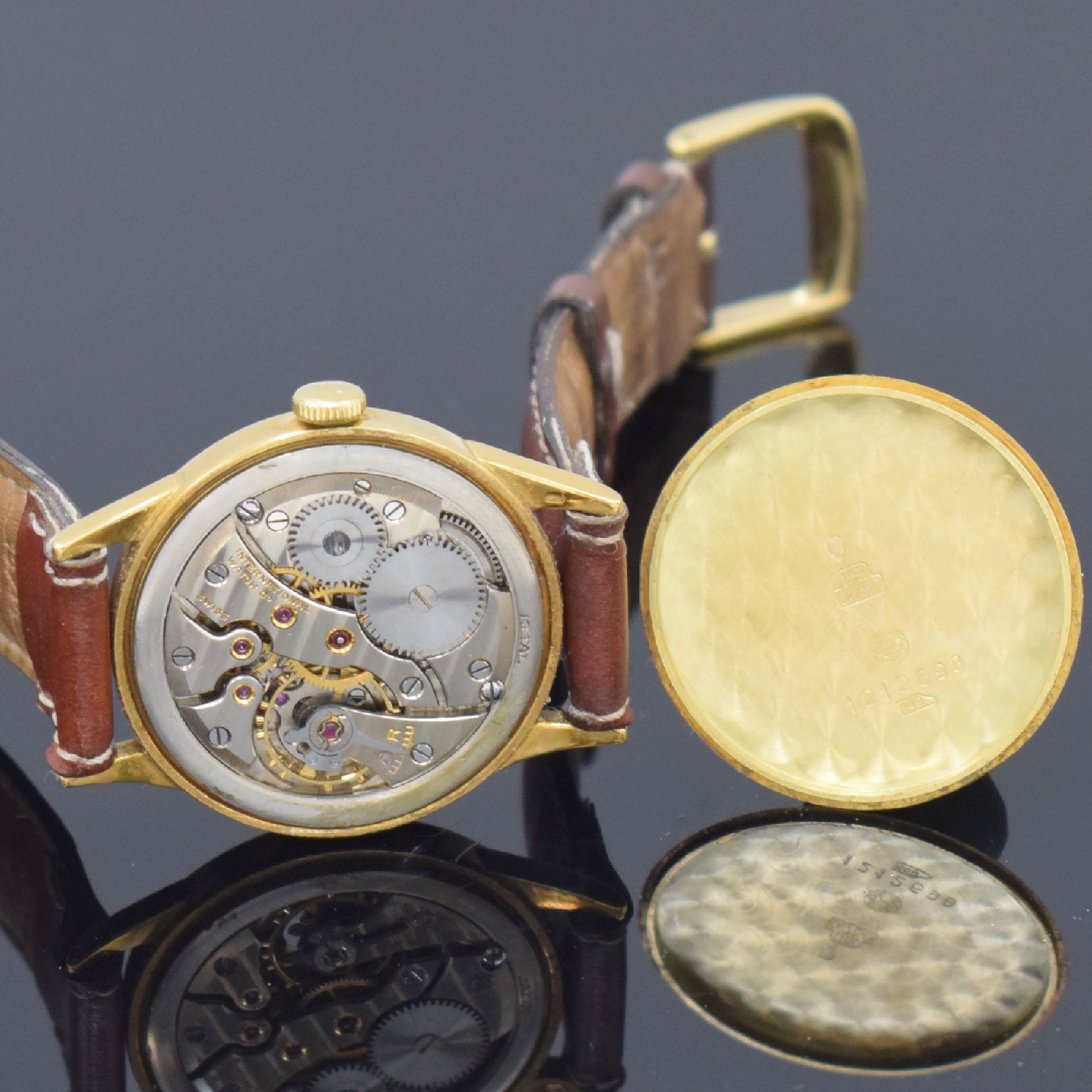 Detail d: IWC Herrenarmbanduhr in GG 750/000, Handaufzug, Schweiz um 1948, 2-teil. Geh., Boden aufgedr., silb. Zifferbl. rest., Anz. v. Std., Min. und kl. ...