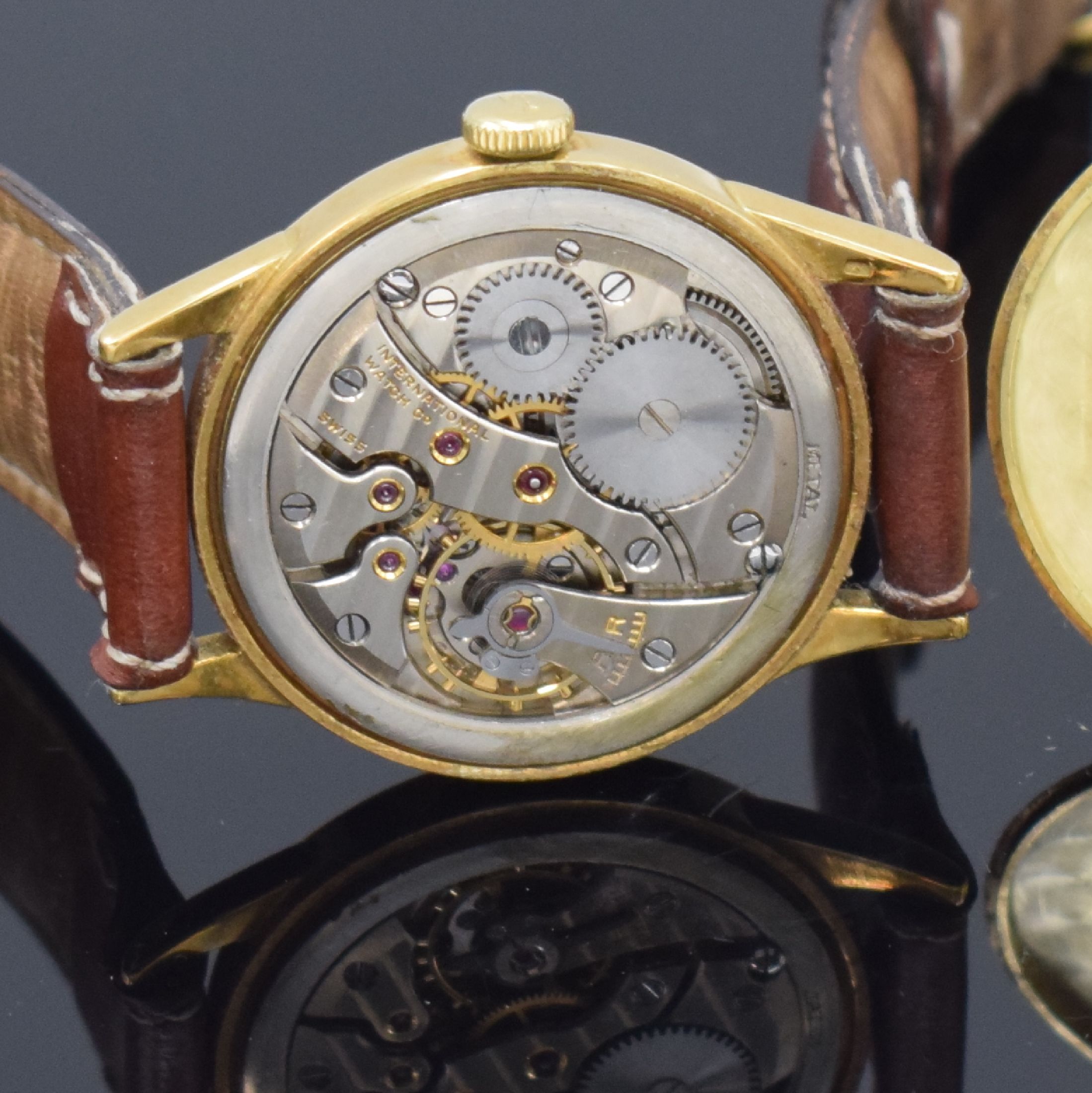 Detail e: IWC Herrenarmbanduhr in GG 750/000, Handaufzug, Schweiz um 1948, 2-teil. Geh., Boden aufgedr., silb. Zifferbl. rest., Anz. v. Std., Min. und kl. ...