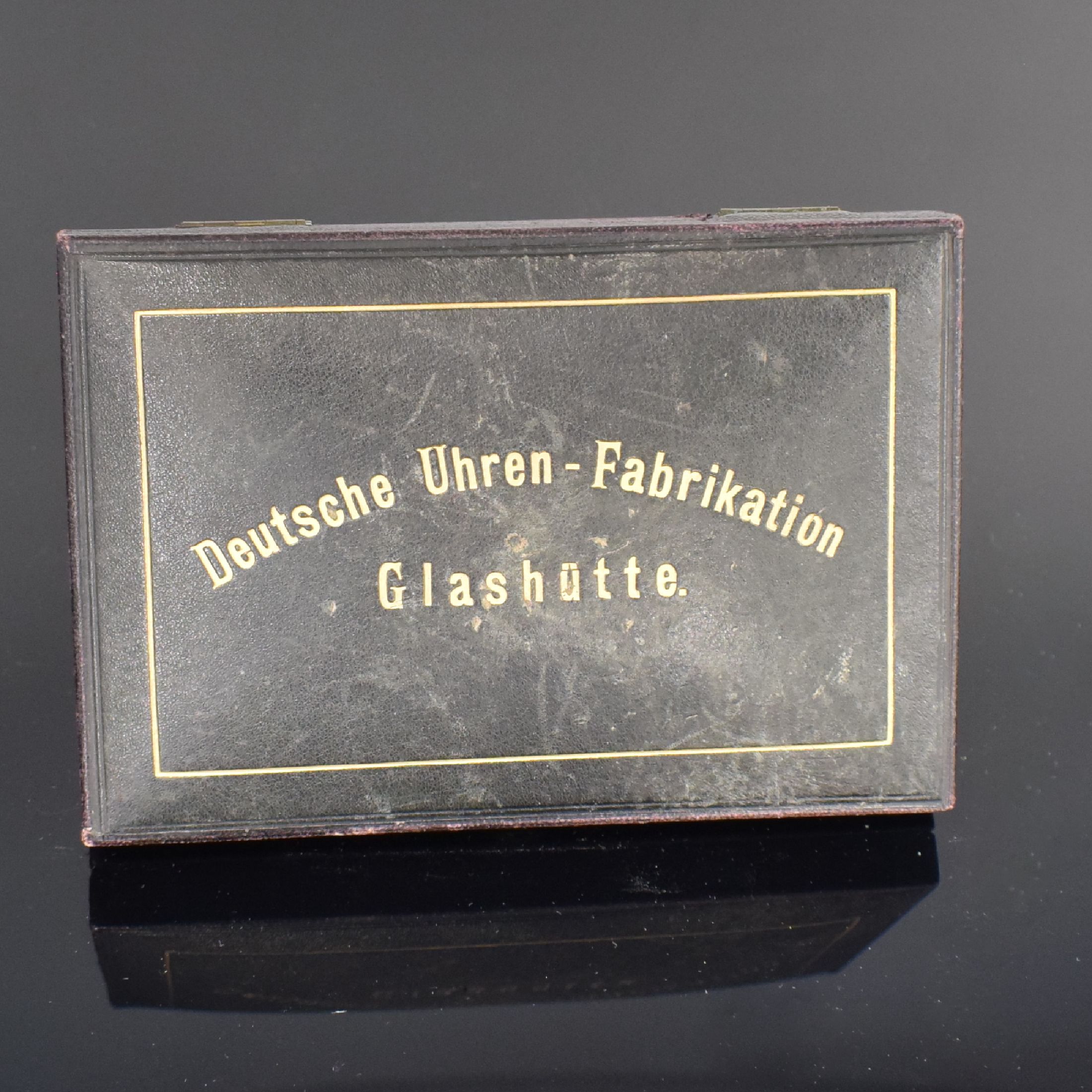 Detail b: Deutsche Uhren-Fabrikation Glashütte Lange-Uhr Etui, Zertifikat-Nr. 73007, Einlassung für Taschenuhr D. ca. 51 mm, Filzdeckel für Ersatzglas ...