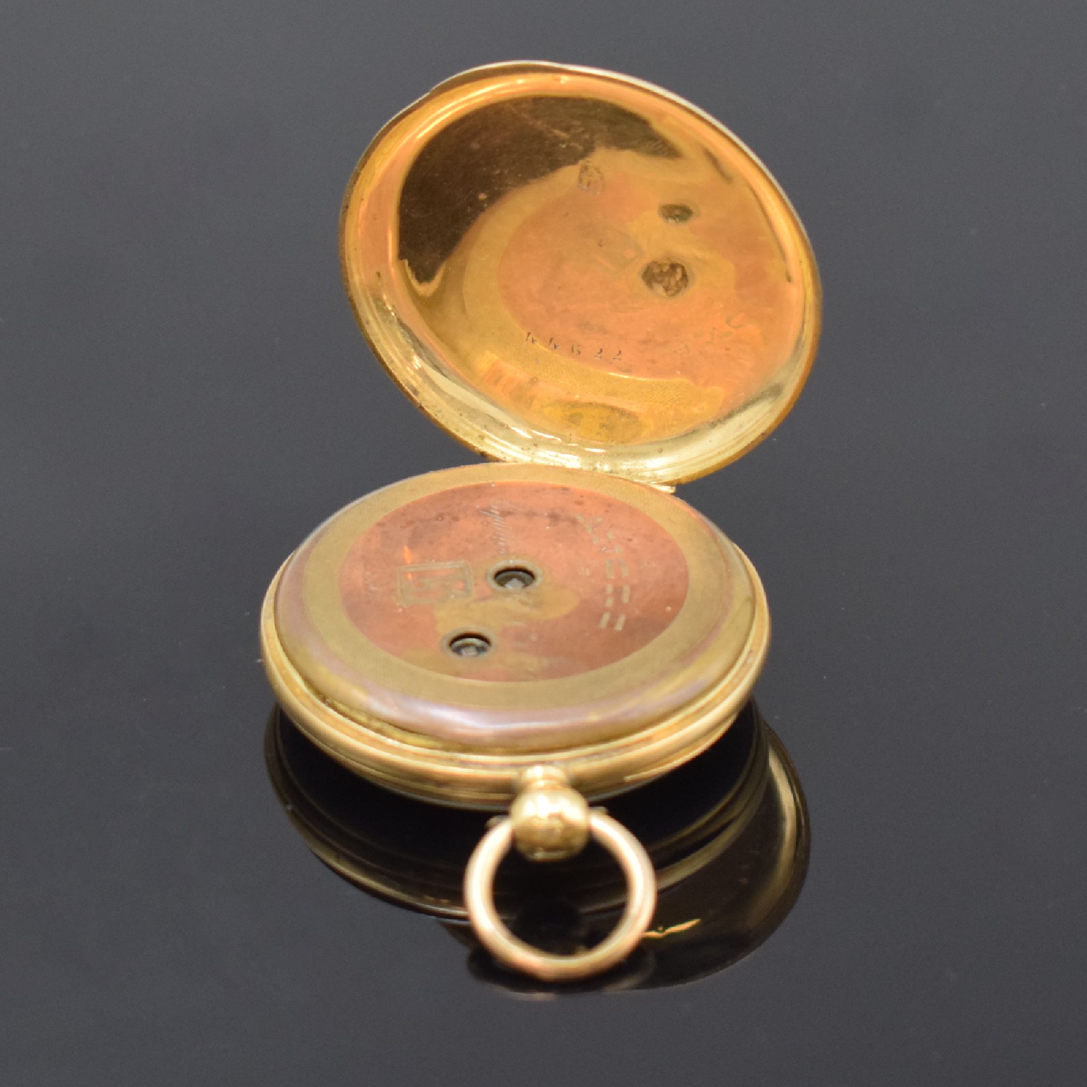 Detail a: Offene Schlüsseltaschenuhr in GG 750/000, Schweiz um 1890, Geh. dell., guill. Rückdeckel m. floral grav., grav. Monogram, Metallcuvette, ...