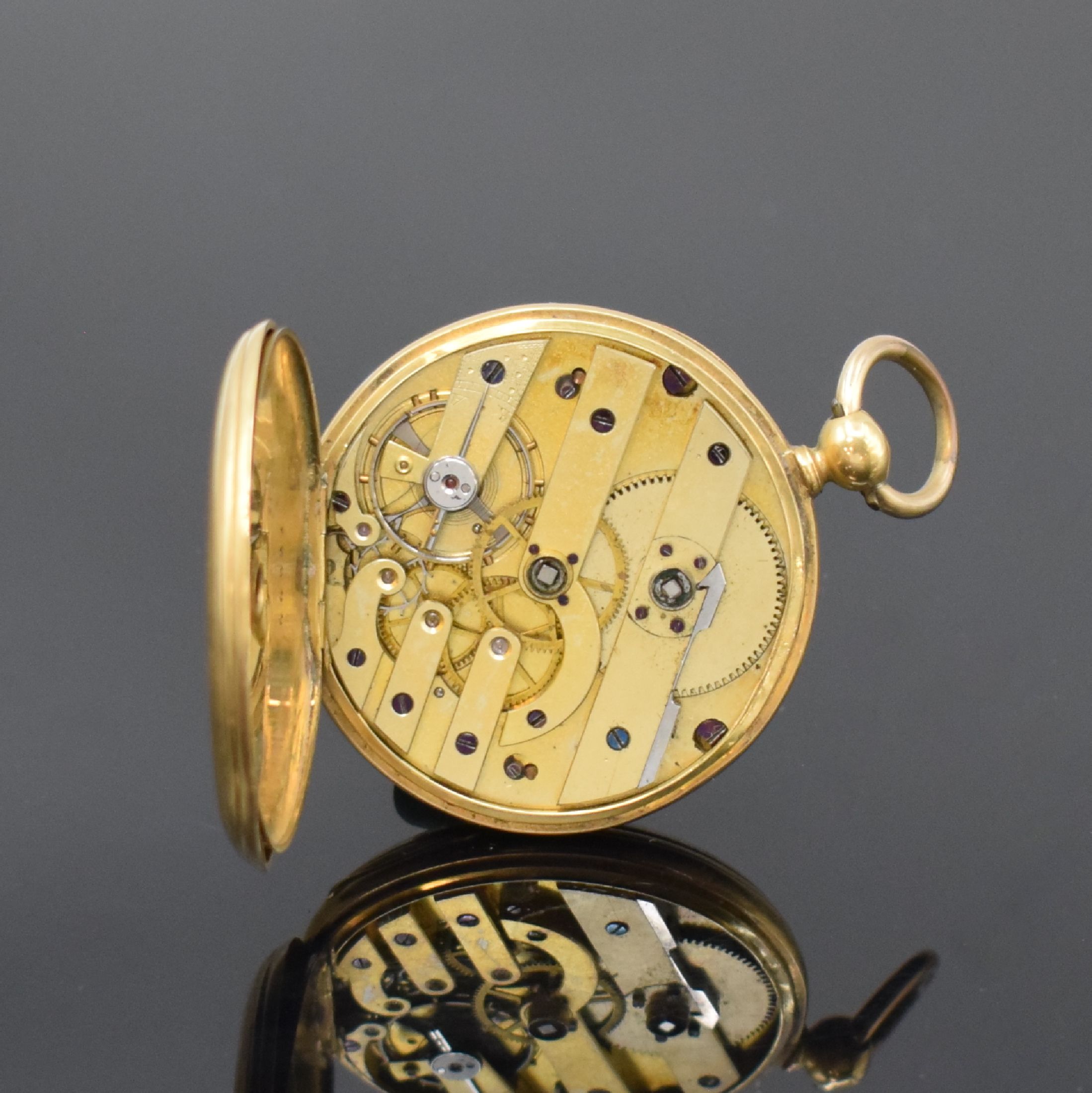 Detail c: Offene Schlüsseltaschenuhr in GG 750/000, Schweiz um 1890, Geh. dell., guill. Rückdeckel m. floral grav., grav. Monogram, Metallcuvette, ...