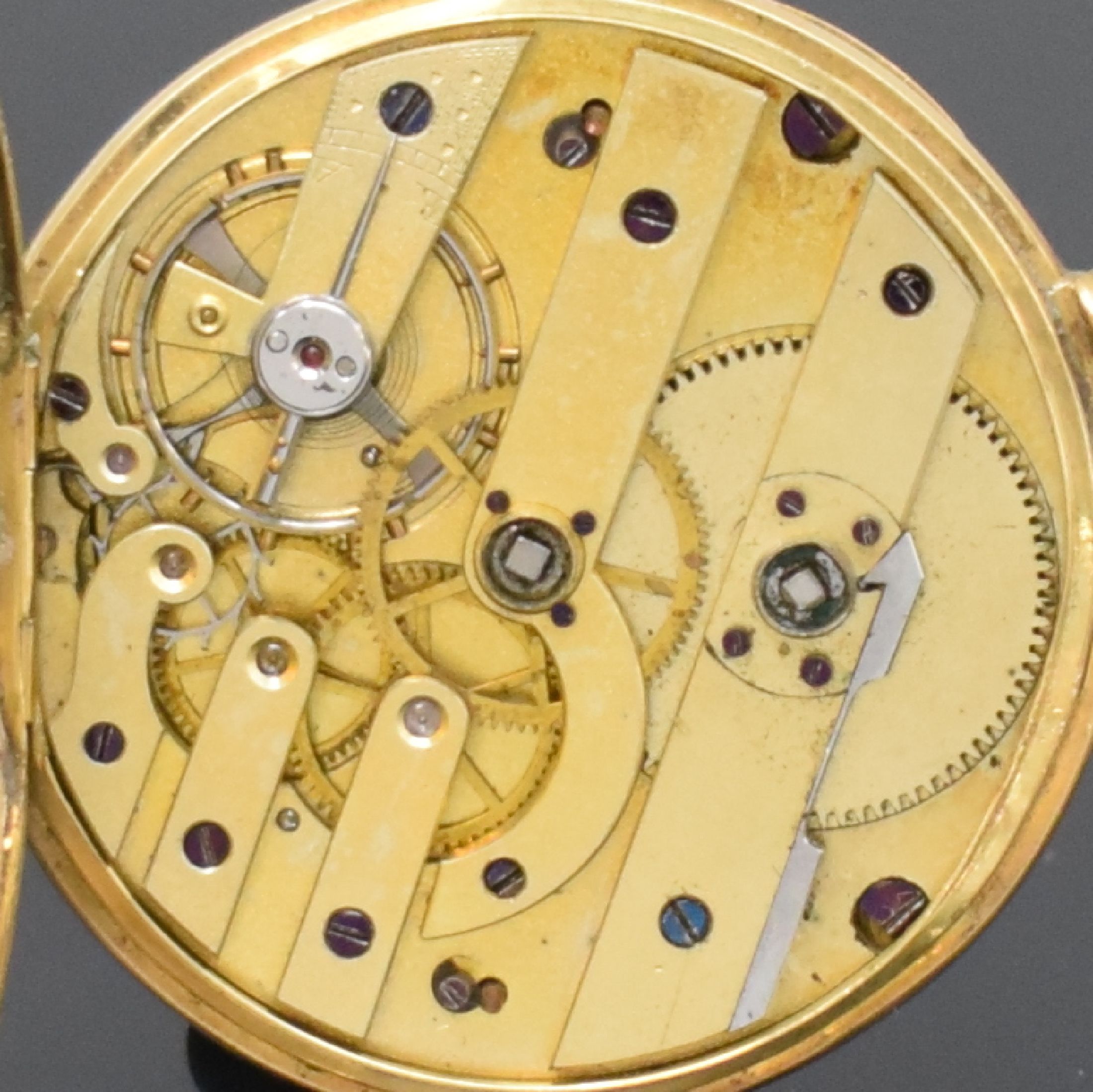 Detail d: Offene Schlüsseltaschenuhr in GG 750/000, Schweiz um 1890, Geh. dell., guill. Rückdeckel m. floral grav., grav. Monogram, Metallcuvette, ...