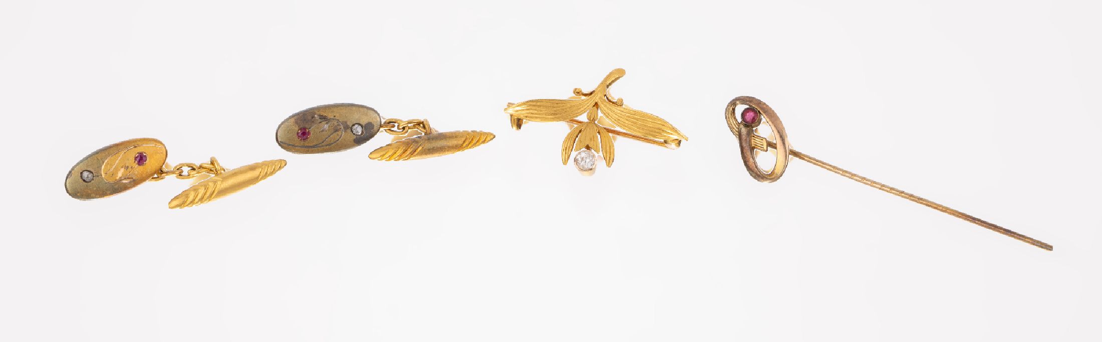 14 kt Gold Jugendstil Schmuck-Konvolut, GG 585/000, best. aus: 1 Paar Manschettenknöpfe, mit 2 kl. Diamantrosen und 2 kl. synth. Rubinen, 1 ...