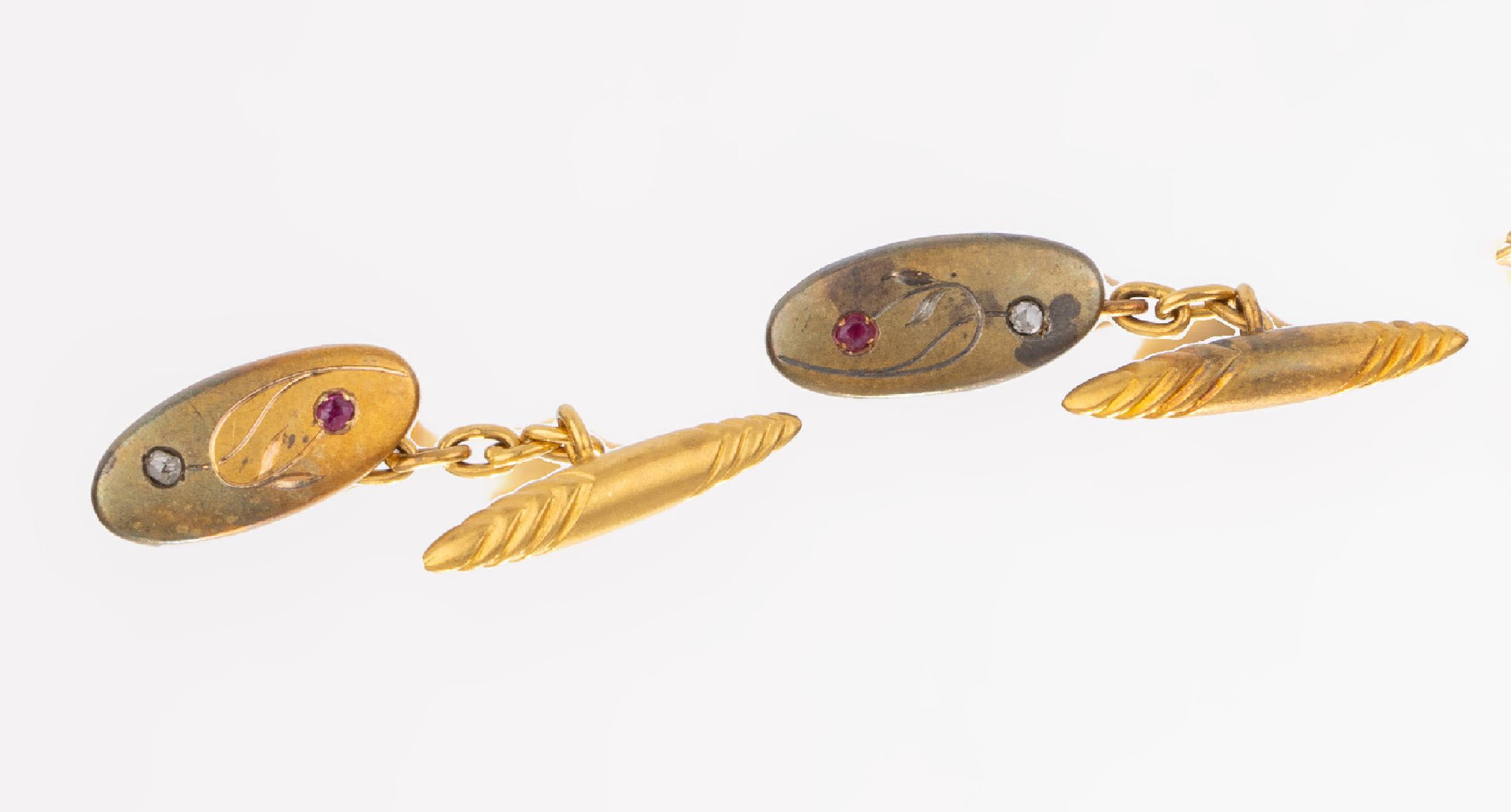 Detail a: 14 kt Gold Jugendstil Schmuck-Konvolut, GG 585/000, best. aus: 1 Paar Manschettenknöpfe, mit 2 kl. Diamantrosen und 2 kl. synth. Rubinen, 1 ...
