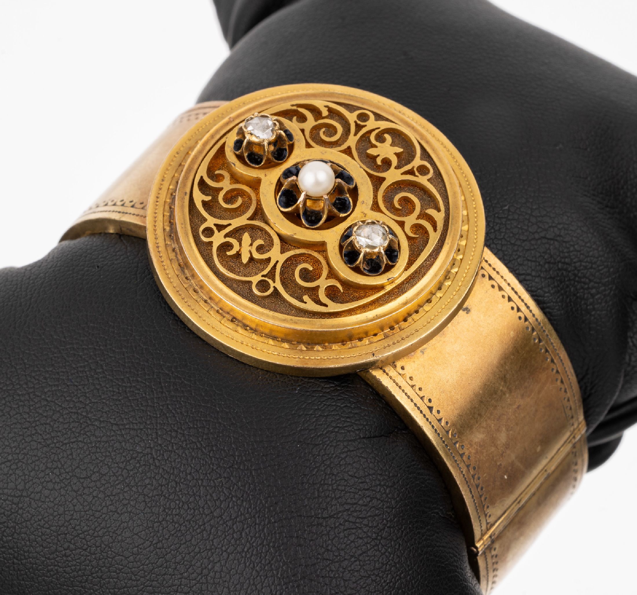 14 kt Gold Armreif, GG 585/000 gepr., um 1880-90, Reif mit umlaufender Gravur, Kopf aufklappbar mit Medaillonfach, mit Haareinlage, verziert mit 1 ...