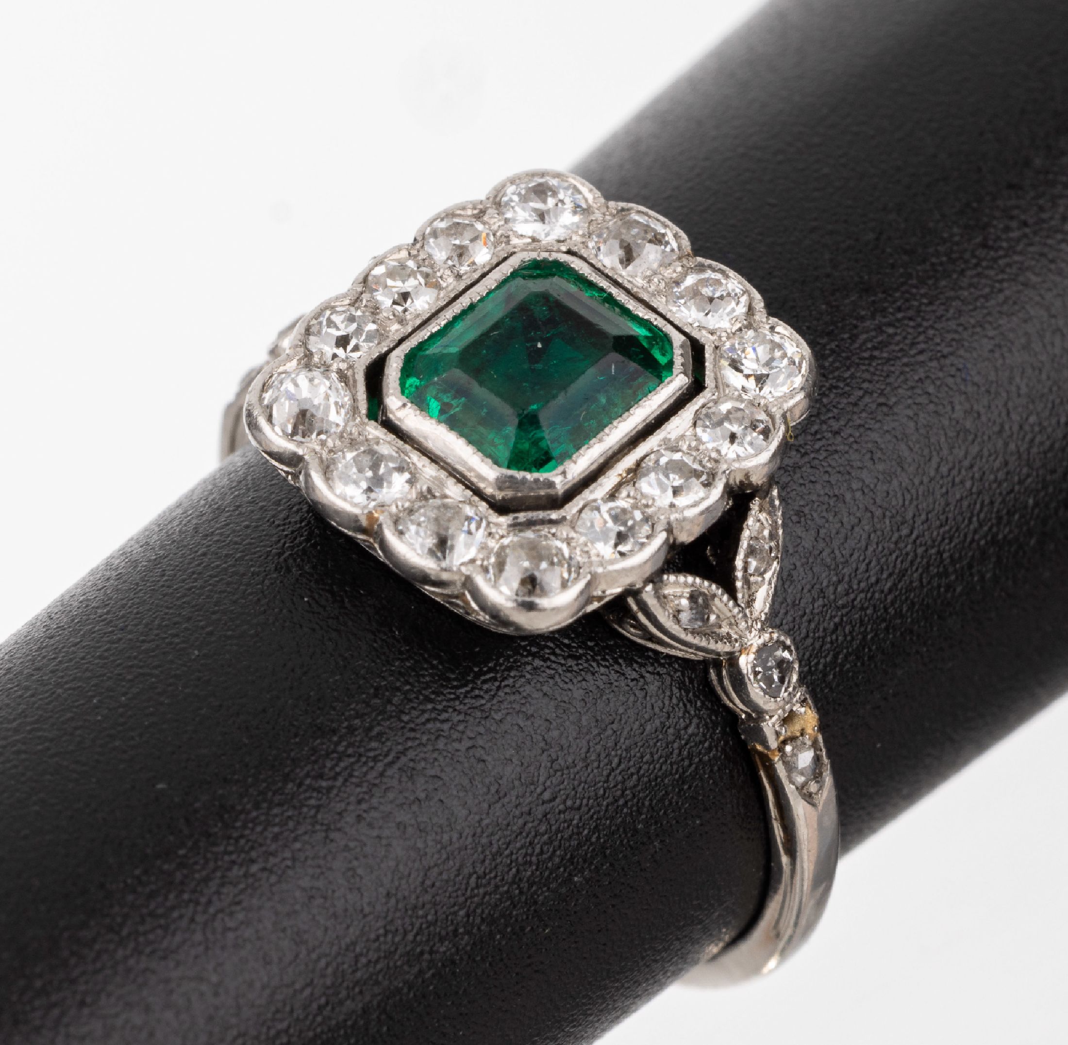 Platin Diamant-Smaragd-Ring, Pt gepr., um 1920-30, mittig Smaragd im Treppenschliff ca. 0.85 ct, 23 Altschliffdiamanten und Diamantrosen zus. ca. ...