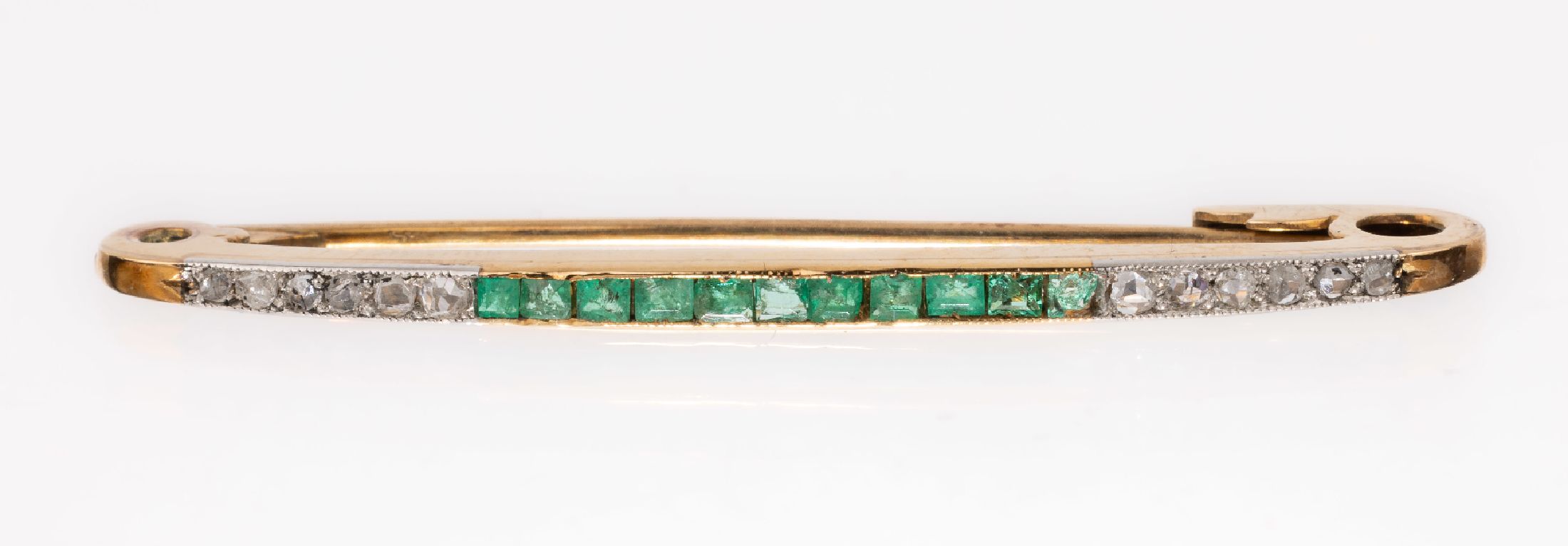 14 kt Gold Diamant-Smaragd-Brosche, um 1900, GG 585/000 gepr., part. Platin, 12 Diamantrosen zus. ca. 0.07 ct, 11 Smaragd- Carrees zus. ca. 0.15 ct, ...