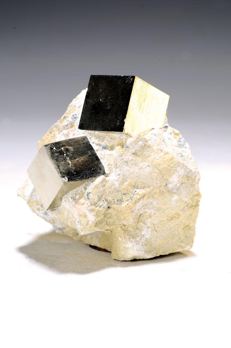 Zwei Pyritwüfel im Muttergestein, Navajun, Spanien, Würfel 2 und 2.5 cm, Muttergestein 6x6x6cm, 460g; die Pyritwürfel sind vollkommen natürlich ...
