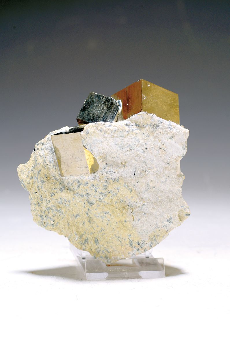 Drei Pyritwüfel im Muttergestein, Navajun, Spanien, Würfel 2.5x1.5/2x2 u. 2x1.5 cm, 385 g, diese perfekten Wüfel sind ineinander verschachtel, was ...