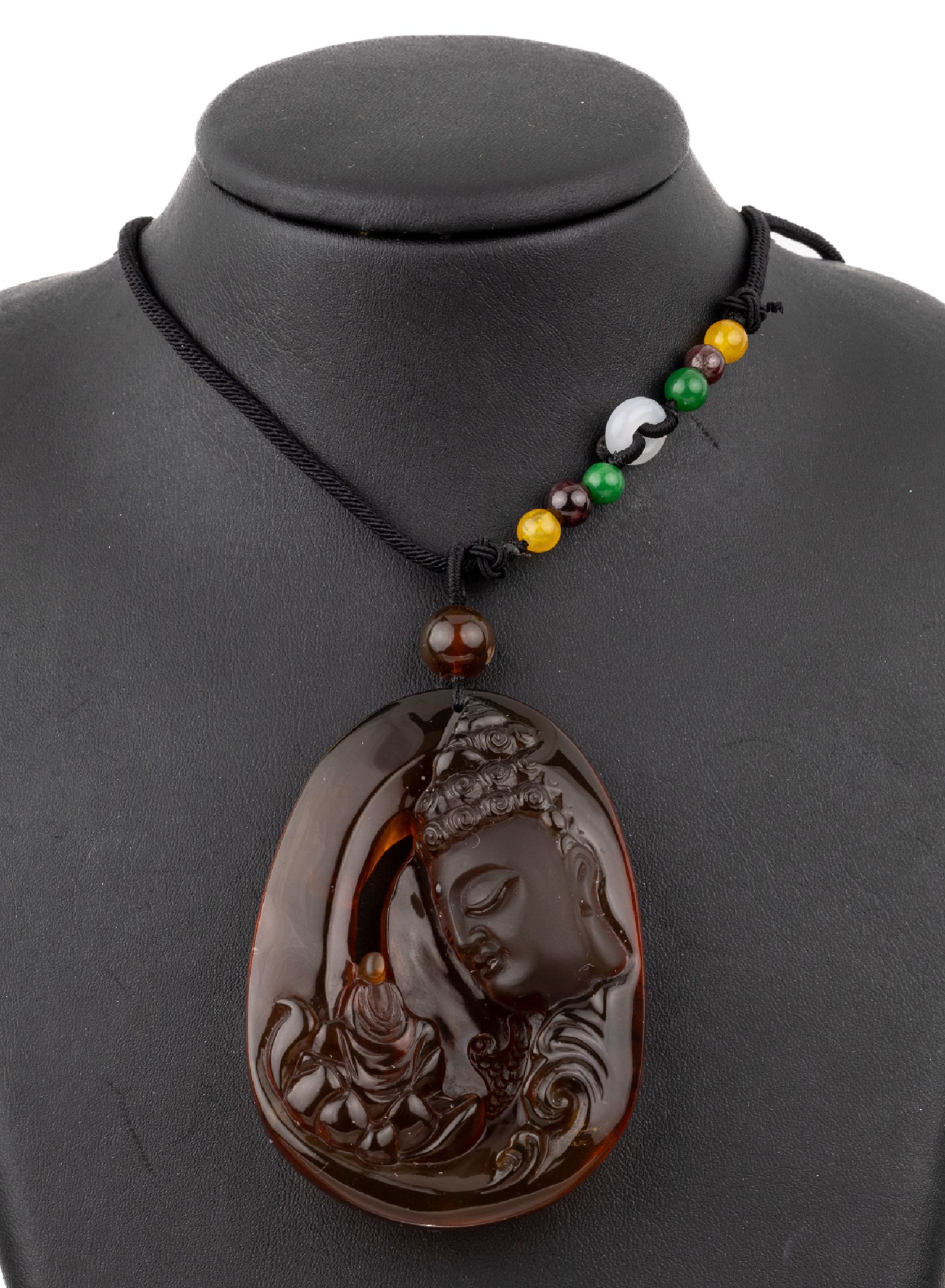 Burmesisches Kreide Bernstein-Collier, Myanmar, gr. Bernstein-Anhänger mit filigran geschnitztem Buddha und Lotusblüte, ca. 7.8 x 5.6 cm, an ...