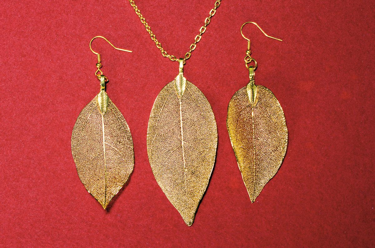 14 Karat Gold-Blattanhänger und ein Paar Ohrhänger aus einem natürlichen, echten Blattskelett, durch Galvanisierungsprozess in Gold verwandelt, ...