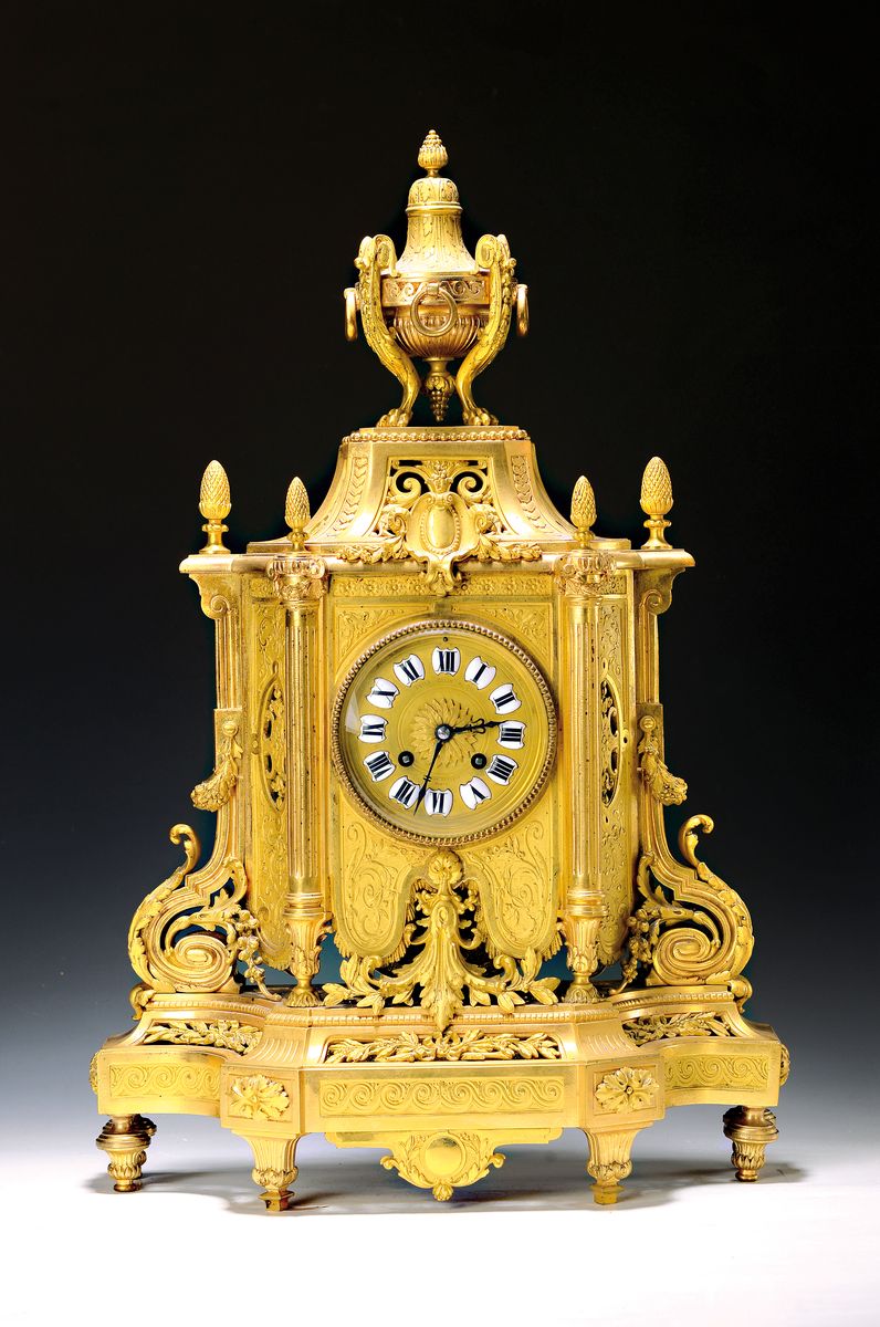 Große Pendule, Frankreich um 1870/80, in klassizistischen Stil, verziertes Bronzegehäuse, auf optischen fixierten Sockel, kannelierte Säulen, ...