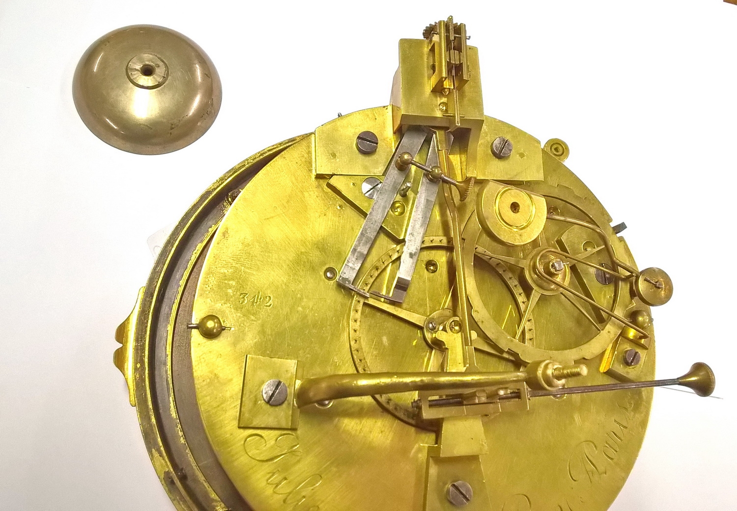 Detail c: Kartelluhr mit Zentralsekunde, Frankreich 18.Jh., massives elegantes Bronzegehäuse, Skulpteur Caffieri (Tardy S. 105/106) unten signert, ...