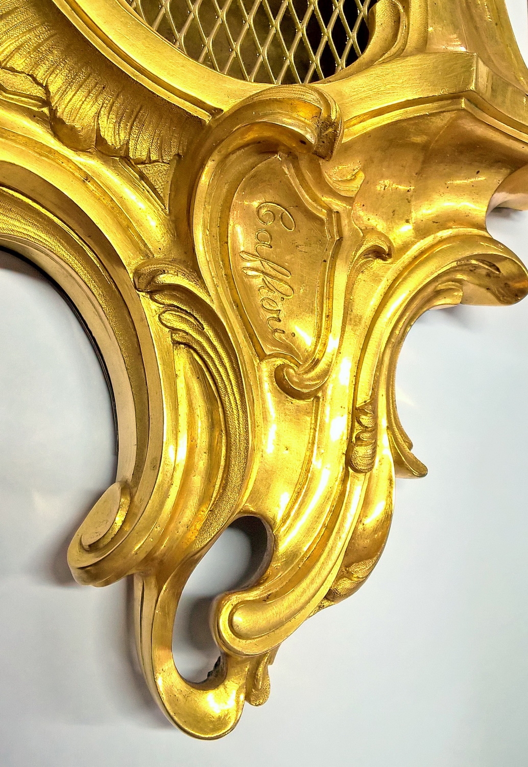Detail e: Kartelluhr mit Zentralsekunde, Frankreich 18.Jh., massives elegantes Bronzegehäuse, Skulpteur Caffieri (Tardy S. 105/106) unten signert, ...