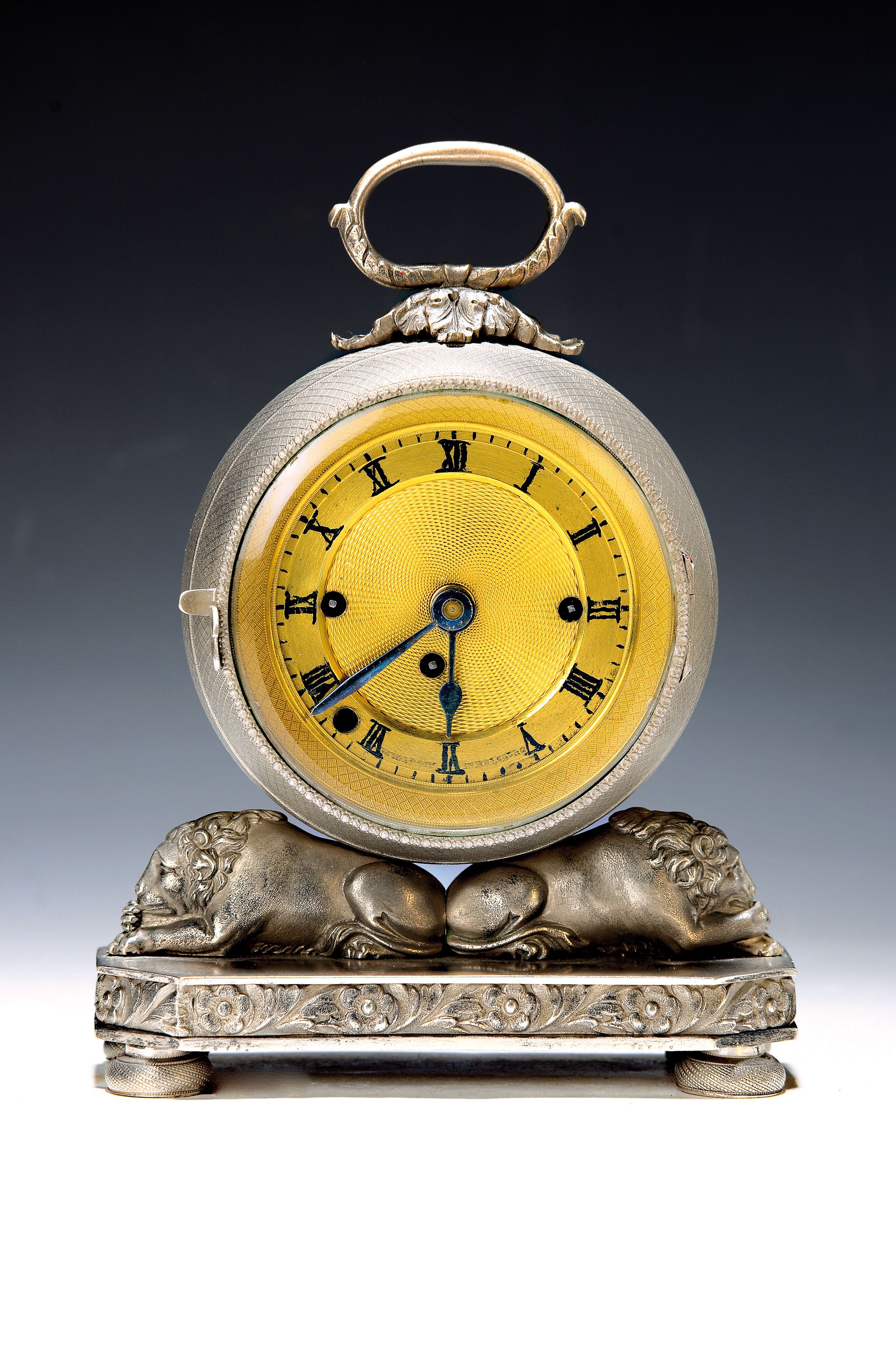 Seltene Tischuhr mit Wiener Schlag, Habsburger Monarchie um 1830, reich verziertes Metallgehäuse, auf zwei vollplastischen Löwen stehende Uhr, ...