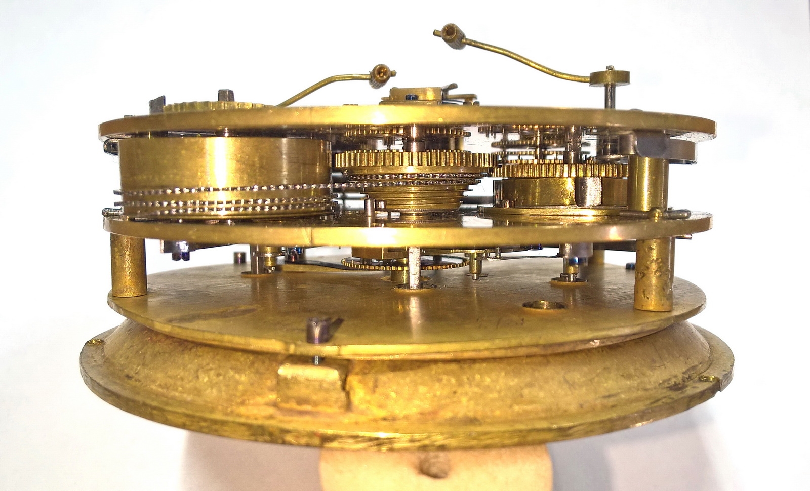 Detail a: Seltene Tischuhr mit Wiener Schlag, Habsburger Monarchie um 1830, reich verziertes Metallgehäuse, auf zwei vollplastischen Löwen stehende Uhr, ...