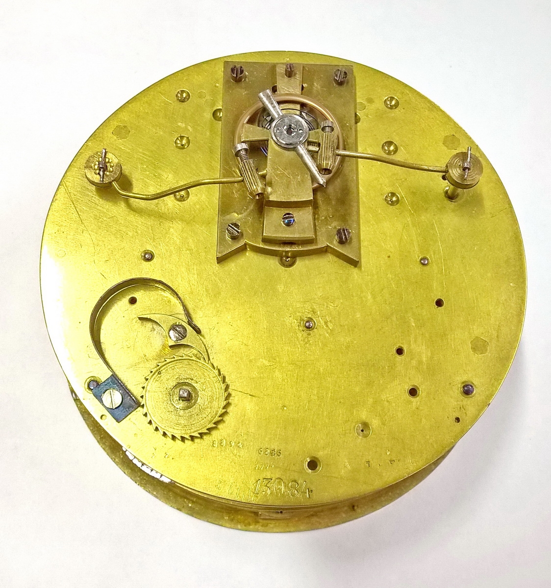 Detail b: Seltene Tischuhr mit Wiener Schlag, Habsburger Monarchie um 1830, reich verziertes Metallgehäuse, auf zwei vollplastischen Löwen stehende Uhr, ...
