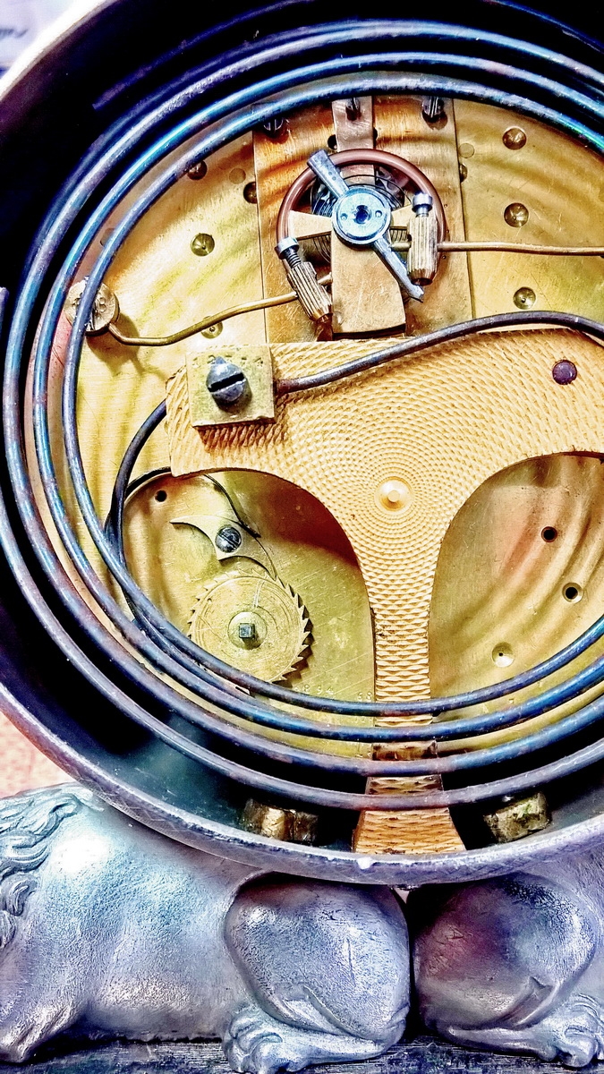 Detail c: Seltene Tischuhr mit Wiener Schlag, Habsburger Monarchie um 1830, reich verziertes Metallgehäuse, auf zwei vollplastischen Löwen stehende Uhr, ...