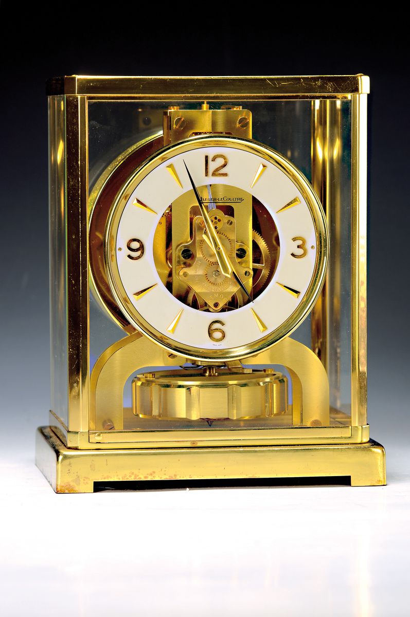 Tischuhr, Jaeger LeCoultre, Atmos um 1965, Messinggehäuse vergoldet (l. fleckig), allseitig verglast, einstellbare Füsse, Libellenanzeige, Modell ...