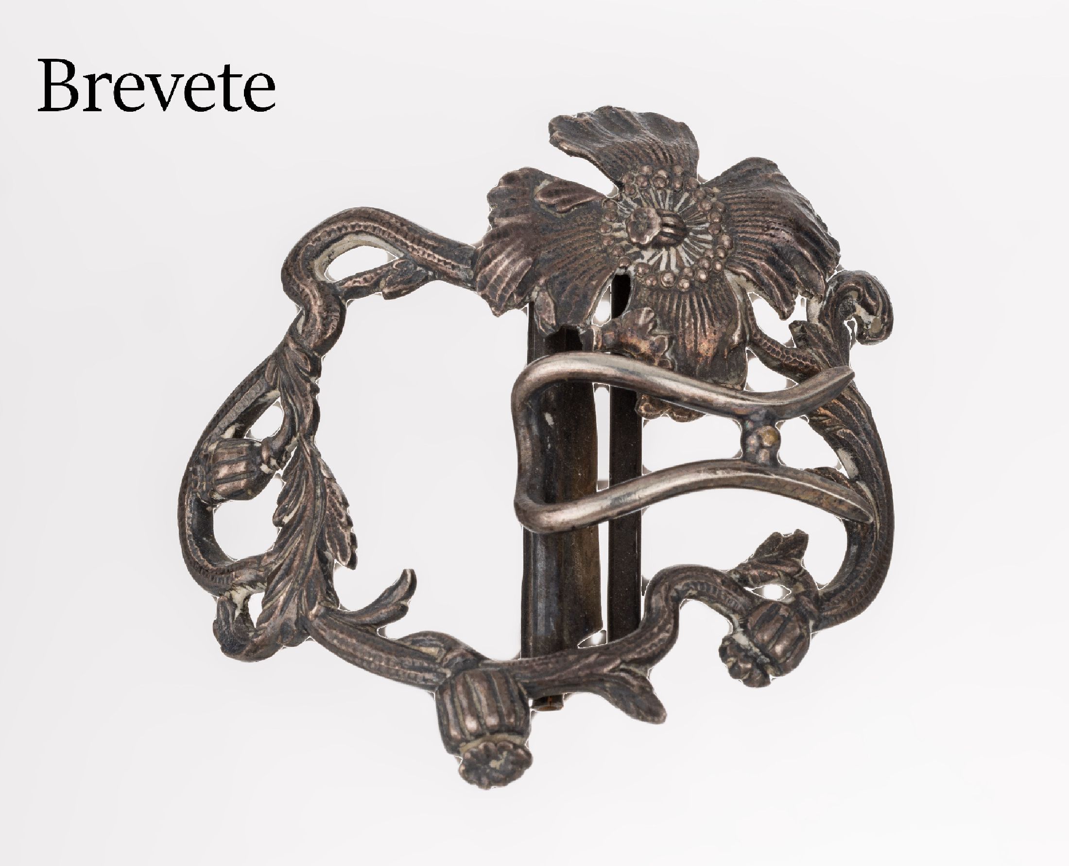 Gürtelschließe, Frankreich um 1900, Silber, sign. BREVETE S.D.G.D., reiner Jugendstil mit Blütenverzierung, B. ca. 5.5 cm, sammelw.