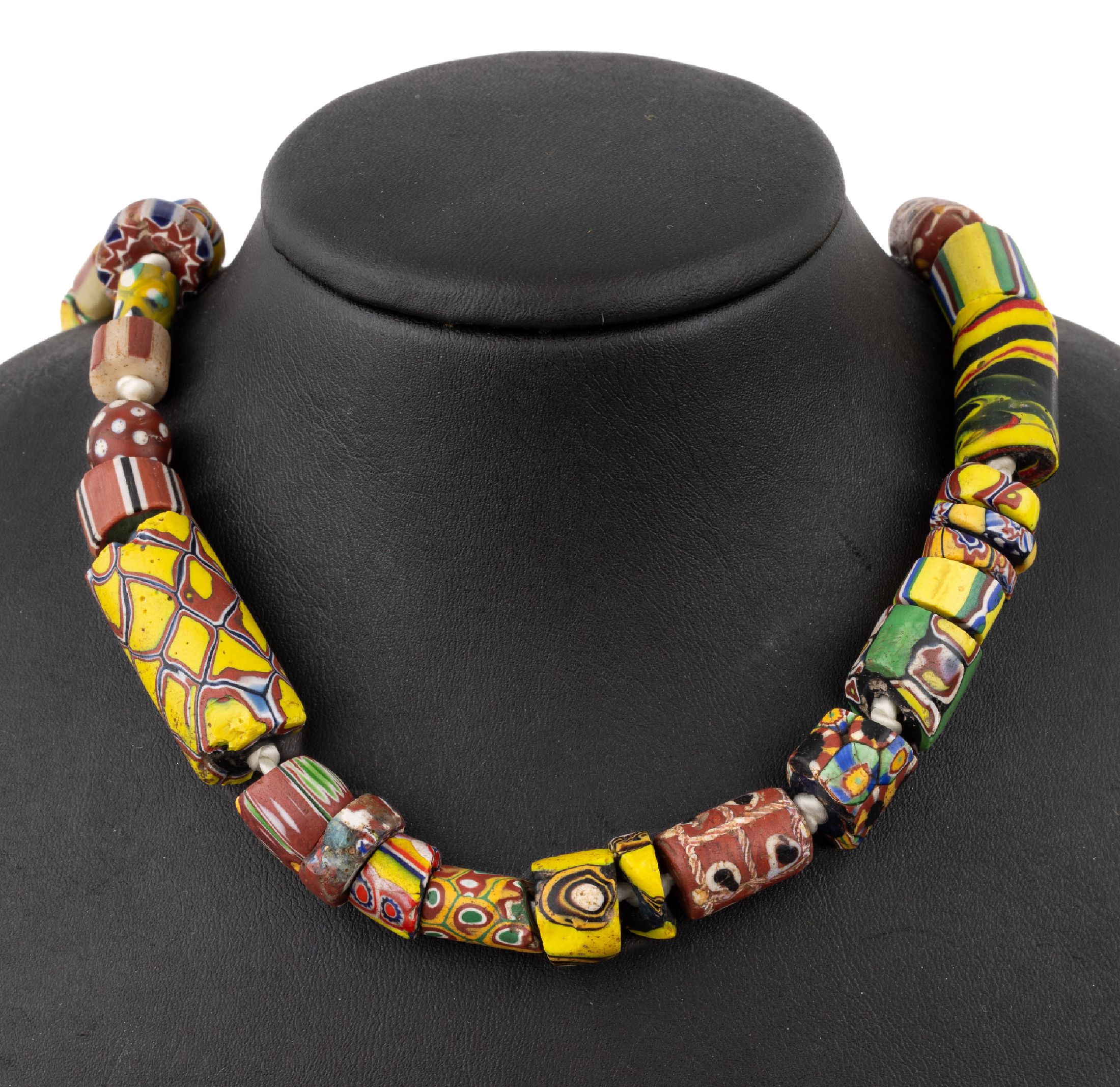 Detail a: Millefiori-Konvolut, Venedig 1830-90, für den afrikanischen Markt, best. aus: 2 Colliers, L. je ca. 70 cm, polychrome Glasglieder, dazu 4 x ...