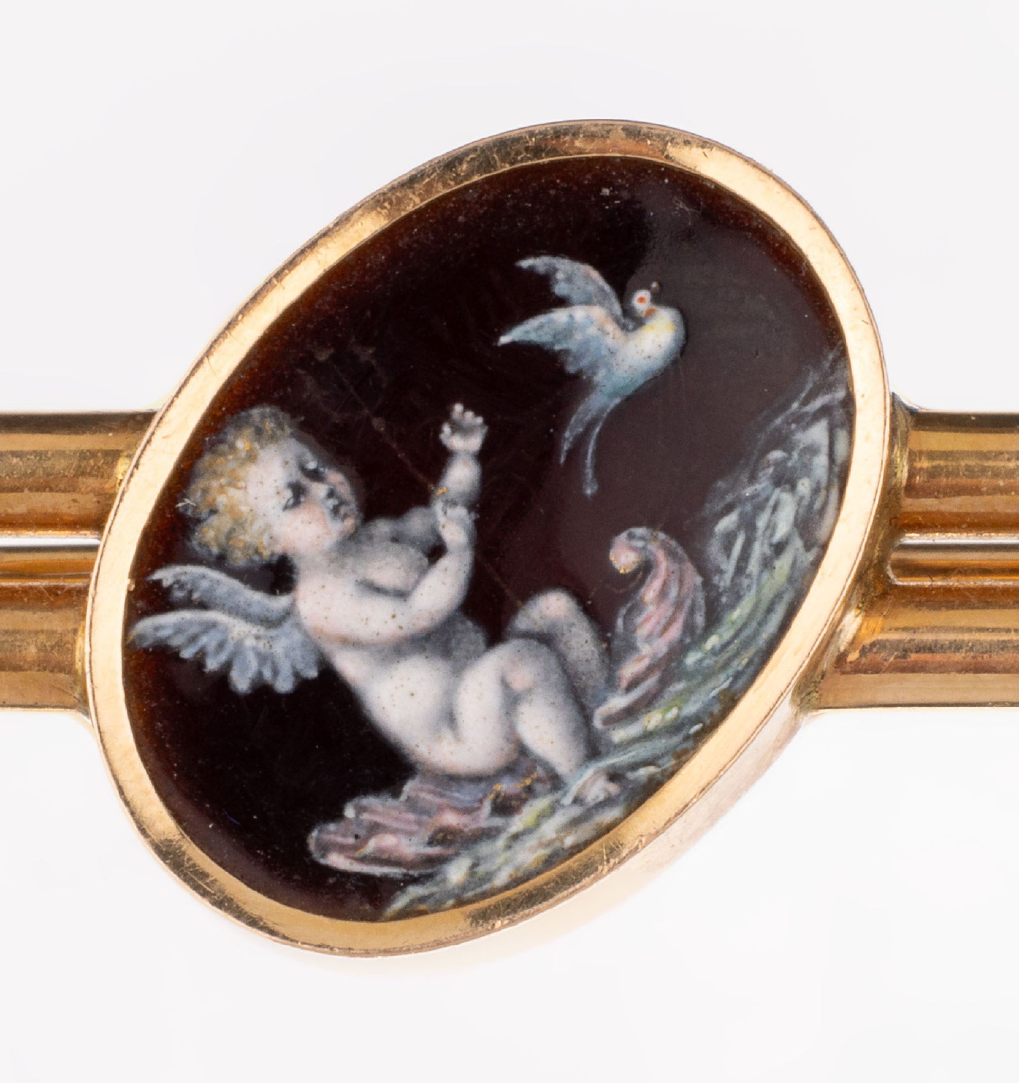 Detail a: 14 kt Gold Perl-Brosche mit Email, GG 585/000 gepr., um 1930, mittig ovale Emailmalerei, Darstellung eines Putto mit Vogel, 4 kl. Zuchtperlen, ca. 5 ...