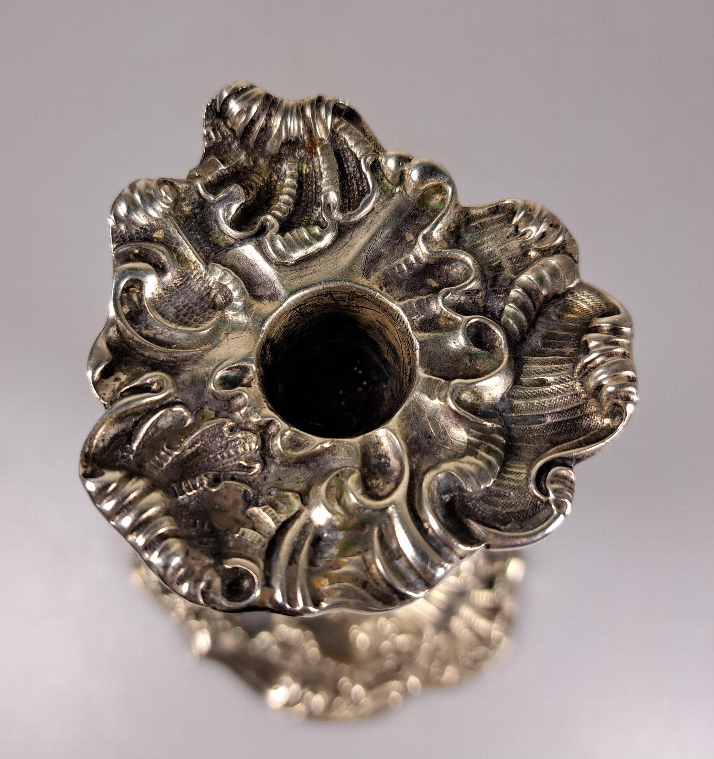 Detail b: Kerzenleuchter, Heinrich Bleyer, Chemnitz, um 1900, 800er Silber, Rokokostil, reich reliefiert, H. ca. 19 cm, ca. 675 g
