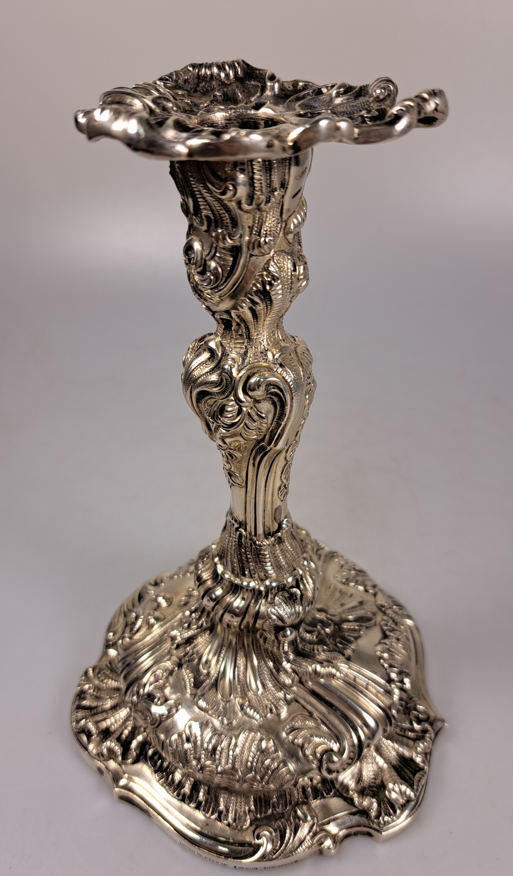 Detail c: Kerzenleuchter, Heinrich Bleyer, Chemnitz, um 1900, 800er Silber, Rokokostil, reich reliefiert, H. ca. 19 cm, ca. 675 g